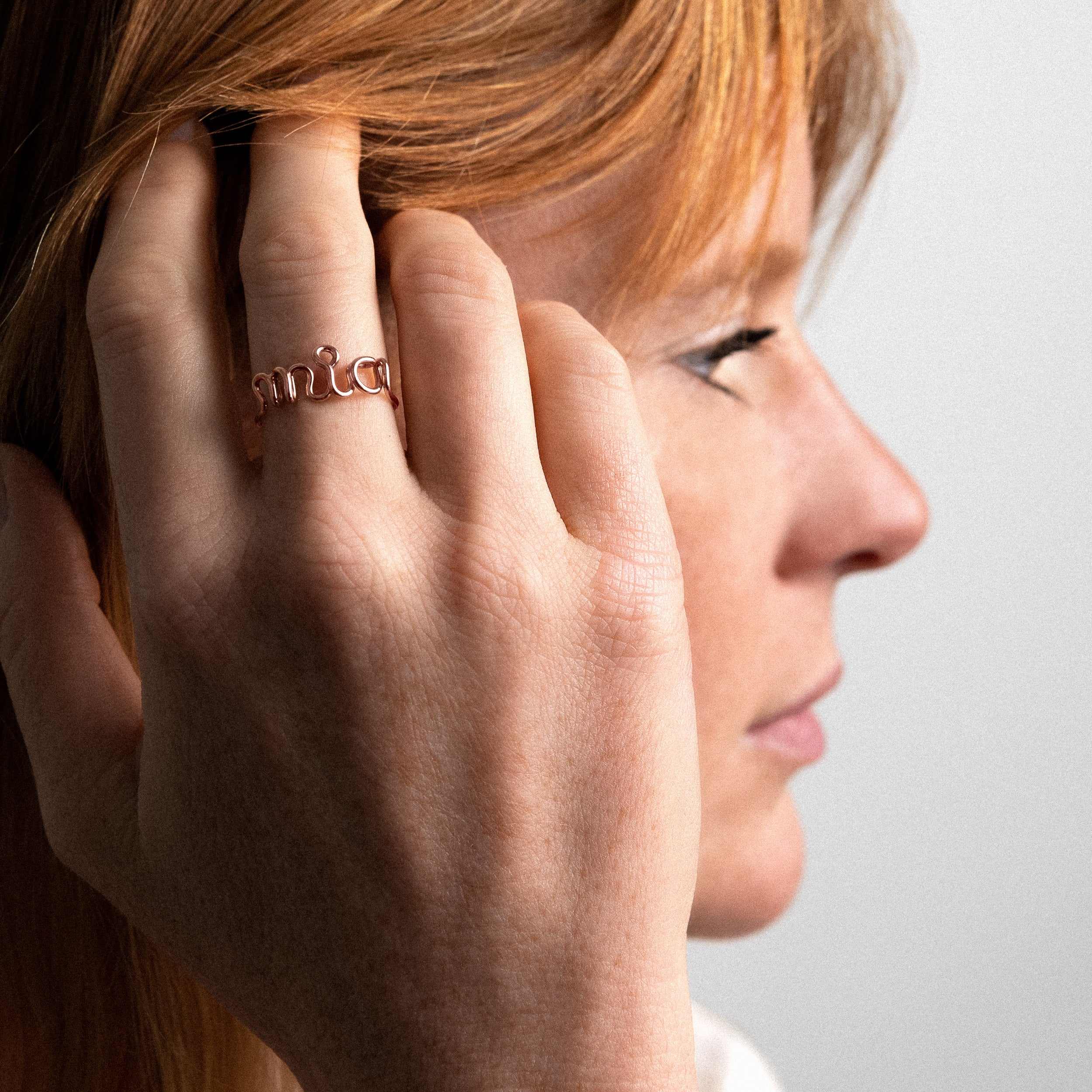 Bague Originale Personnalisée — détail façonnage à la main, or rose laminé