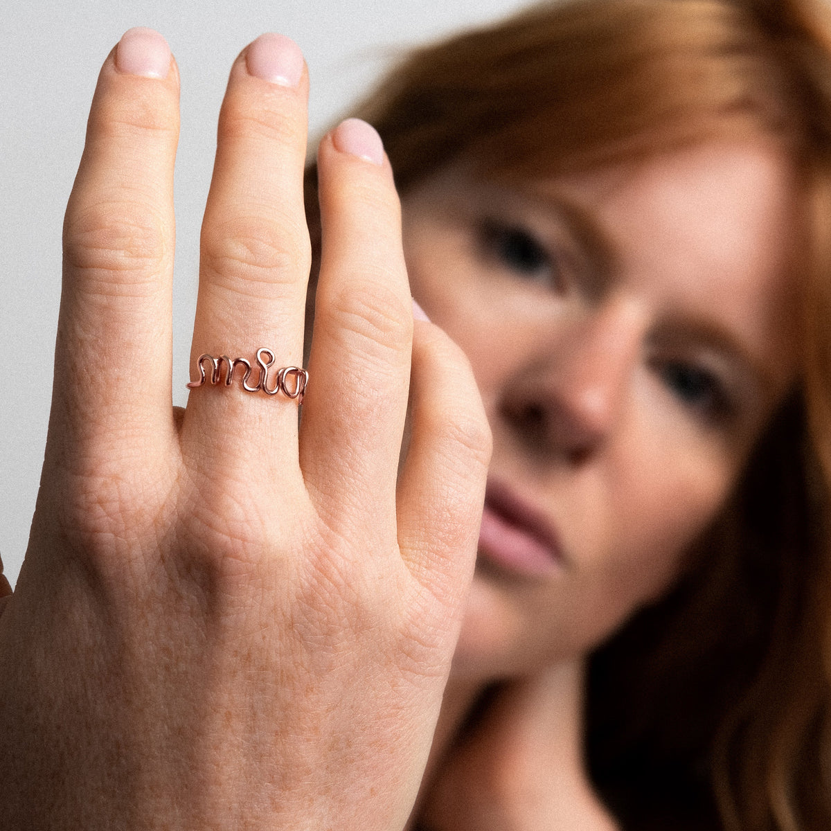 Dettaglio della finitura su Anello Originale Personalizzato in filo d'oro rosa 18kt