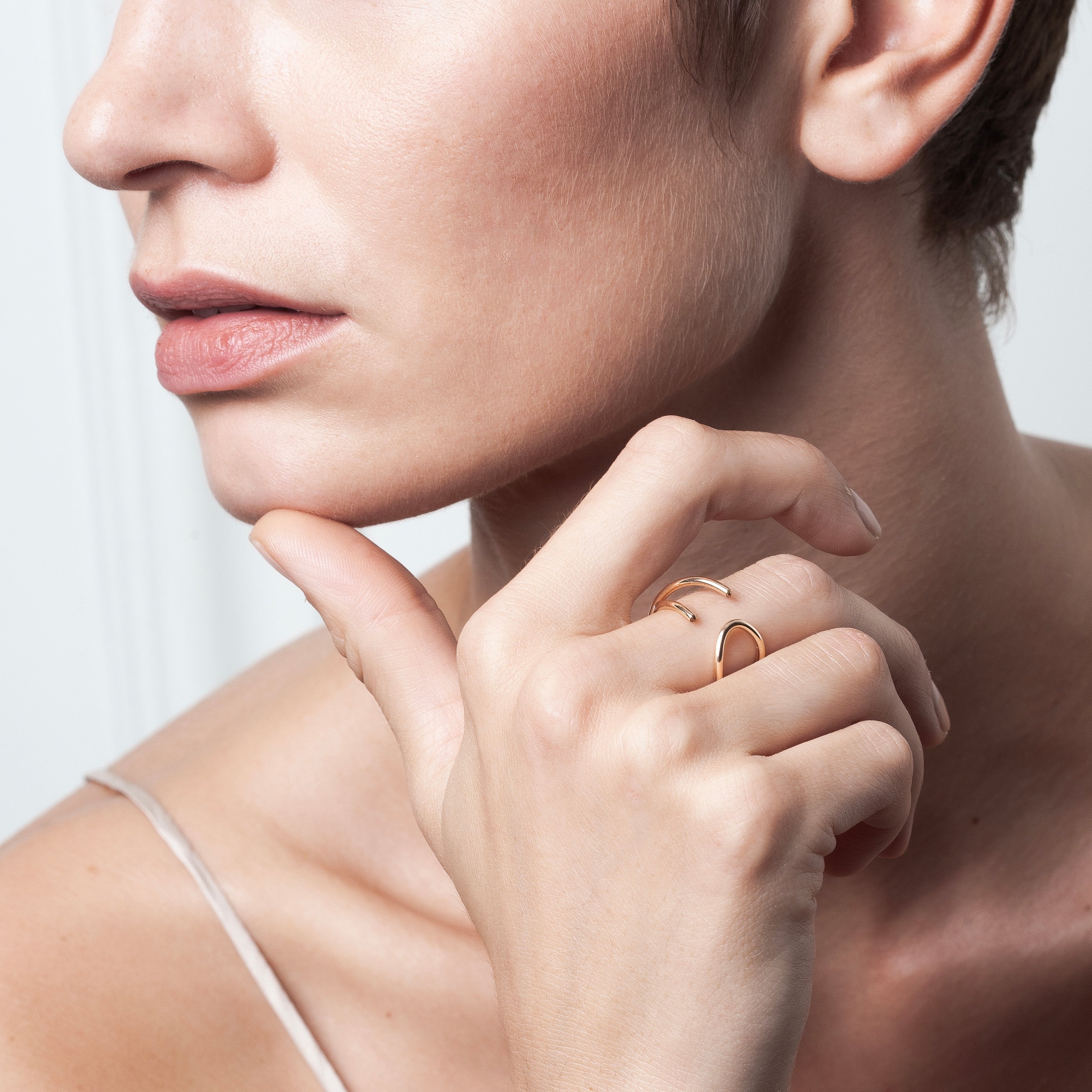 Bague Outline Lettre L porté au doigt — or jaune laminé livraison soigneuse garantie