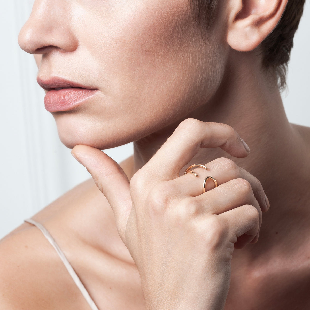 Ring Outline Buchstabe L am Finger getragen — Gelbes Goldfilled sorgfältig verpackt