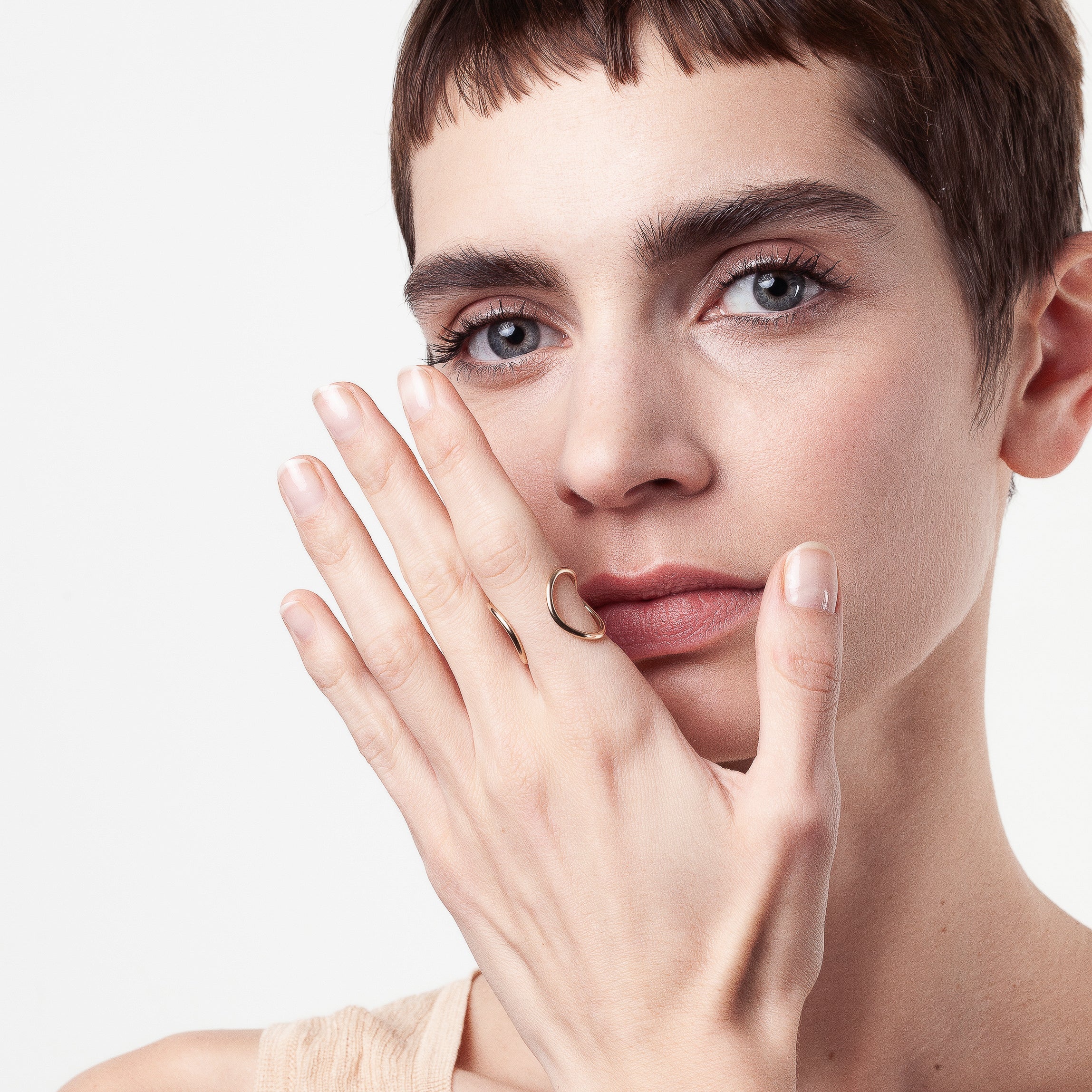 Bague Outline Lettre O porté au doigt — or jaune laminé expédition rapide et sécurisée