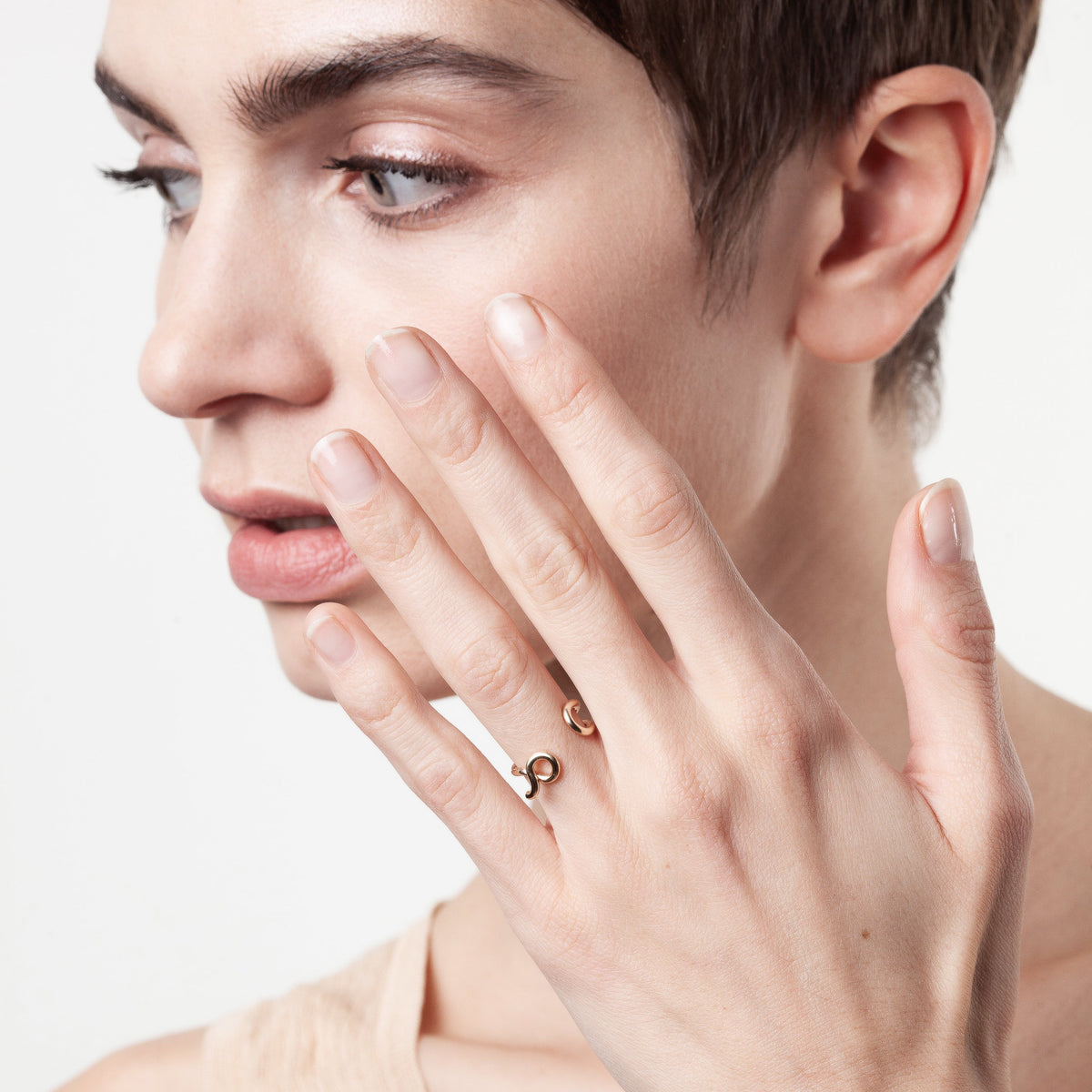 Anello Outline Lettera V