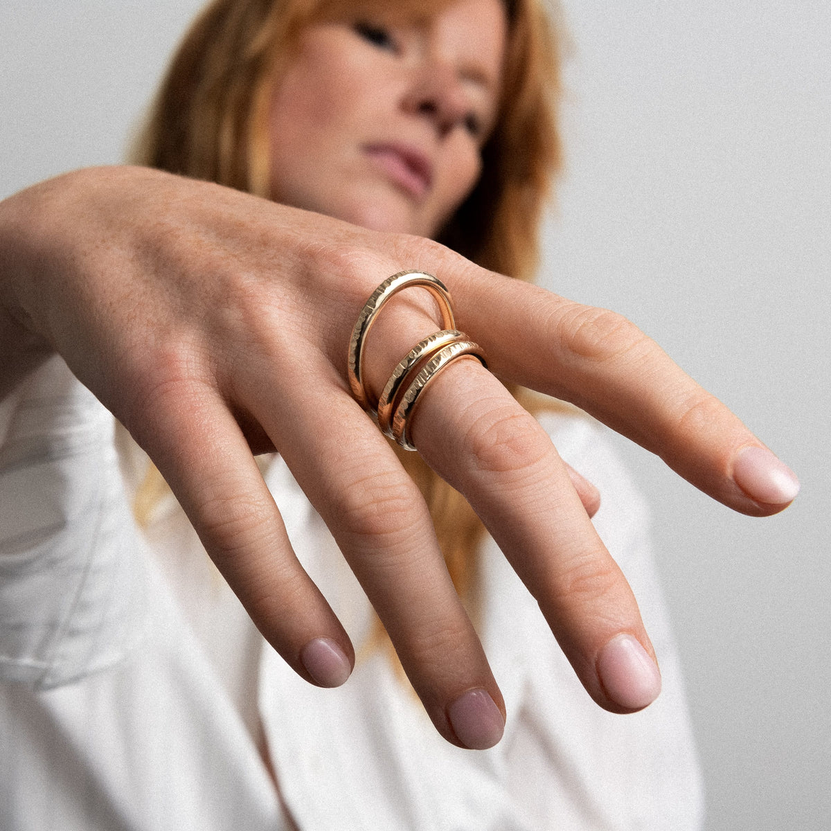 Dettaglio della finitura sul filo d'oro laminato 14k modellato a mano