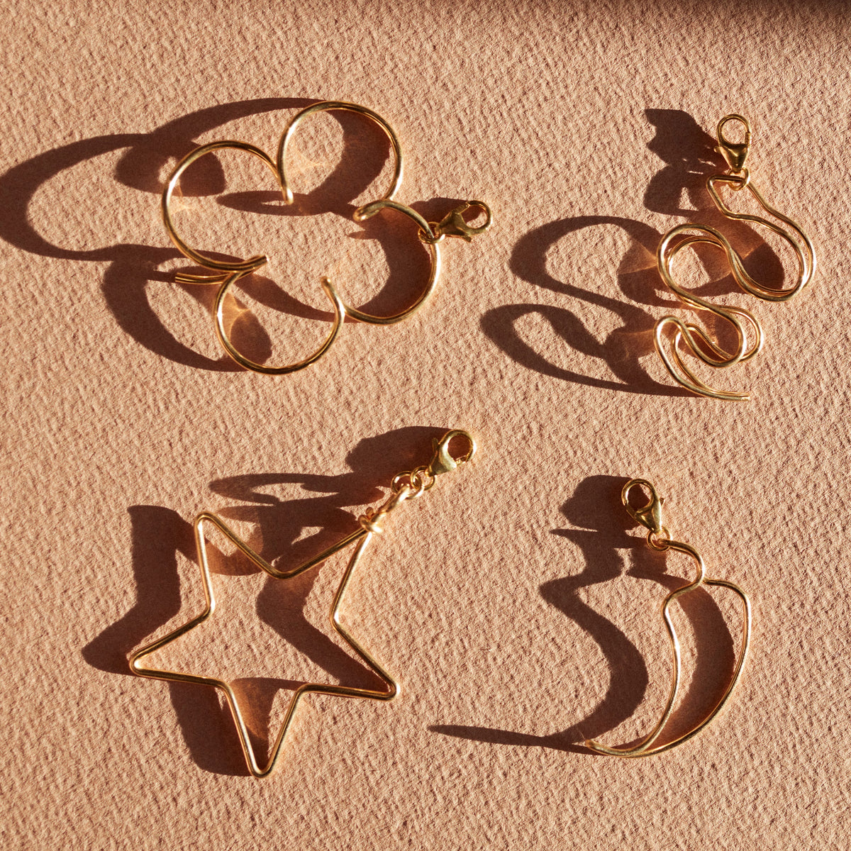 Detail des Chili-Charms aus handgeformtem Golddraht (Goldfilled)