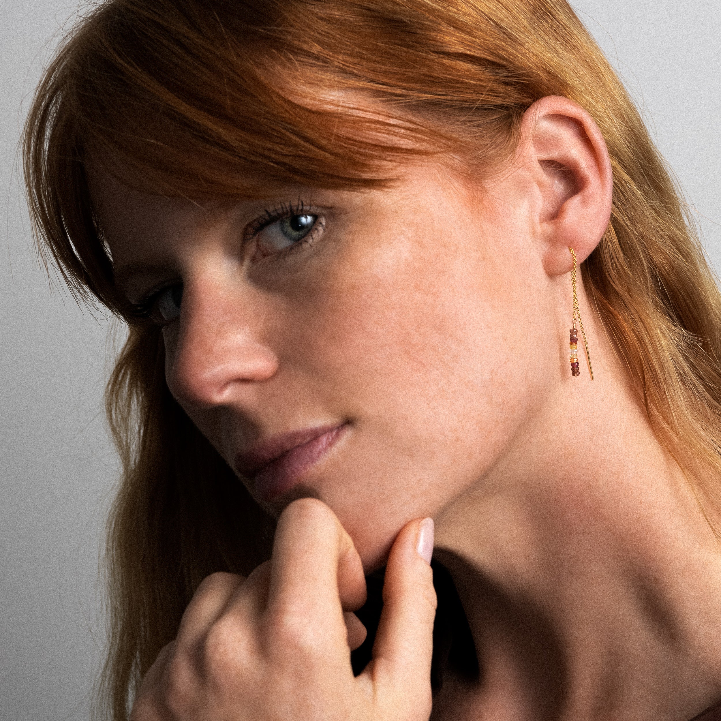 Boucle d'Oreille Chaîne Individuelle - saphir fauve — détail du fil métallique