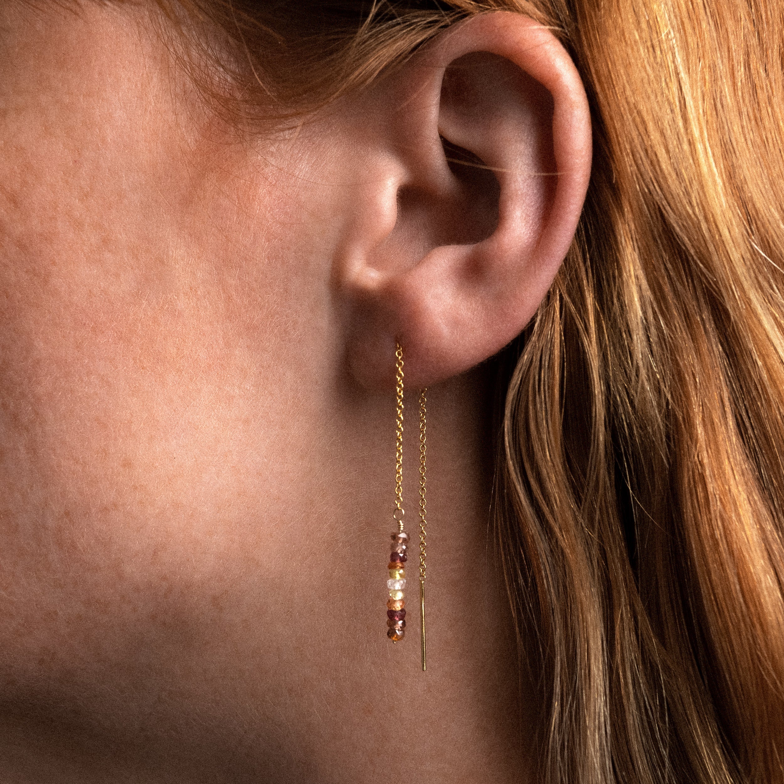 Boucle d'Oreille Chaîne Individuelle - saphir fauve porté à l'oreille — livraison soigneuse garantie