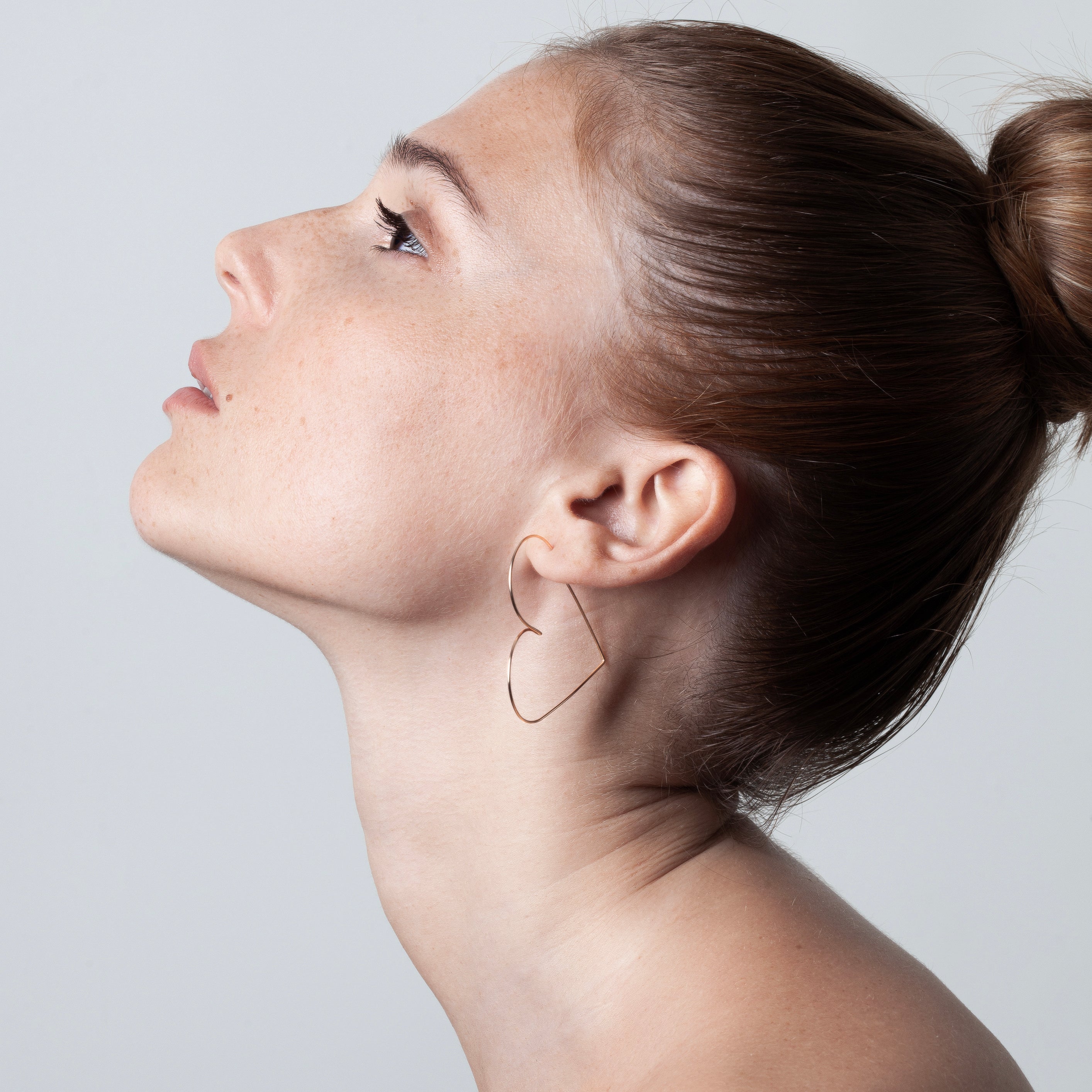 Boucles d'Oreilles Coeur Nude porté à l'oreille — or jaune laminé livraison express sécurisée