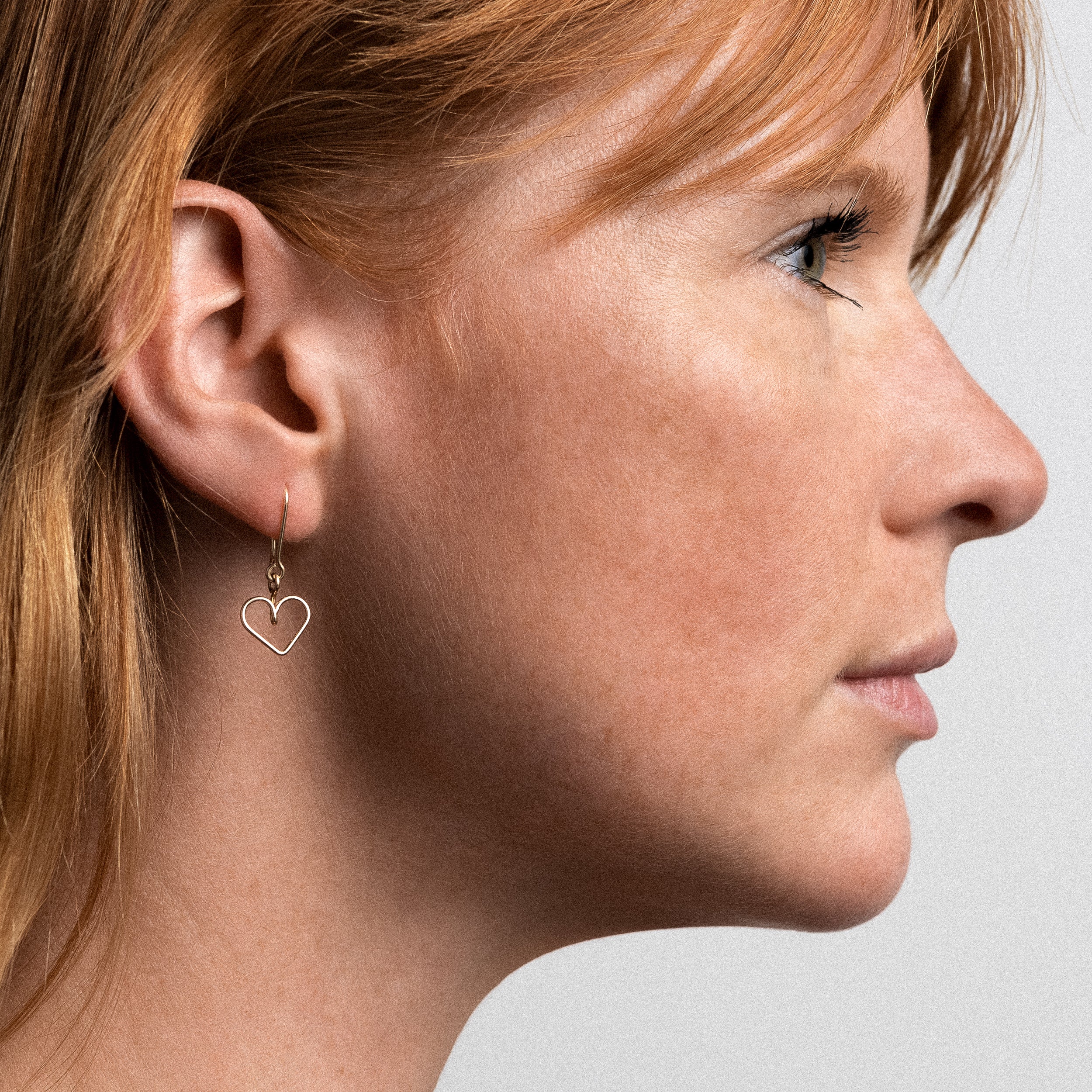 Boucle d'Oreille Dormeuse Coeur Individuelle — finition artisanale du bijou, or jaune 18K