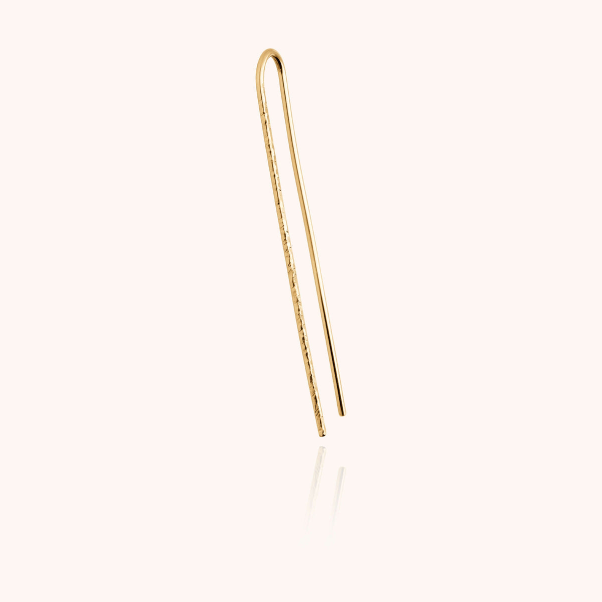 Primo piano della chiusura su Orecchino U Daphné Martelée in filo d'oro giallo laminato 14k
