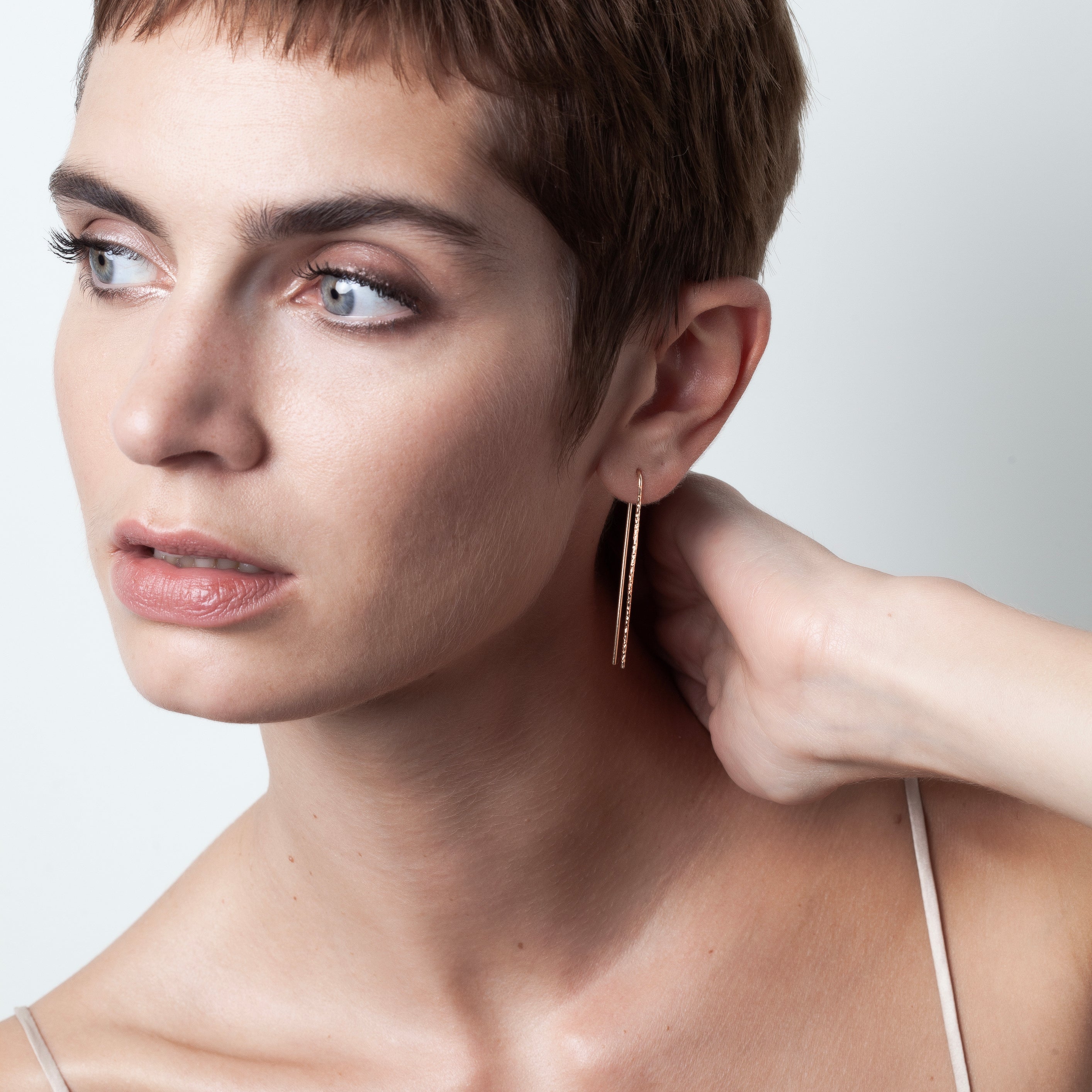 Boucle d'Oreille U Daphné Martelée porté à l'oreille — or jaune laminé expédition rapide et sécurisée