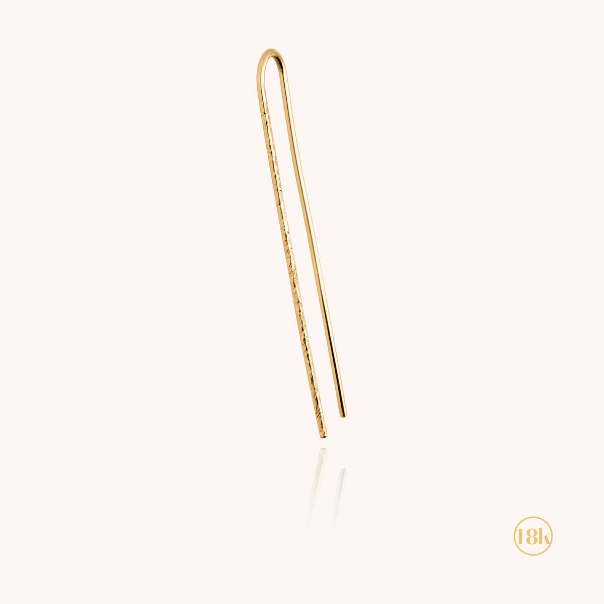 Primo piano della chiusura su Orecchino U Daphné Martellato in filo d'oro giallo 18kt
