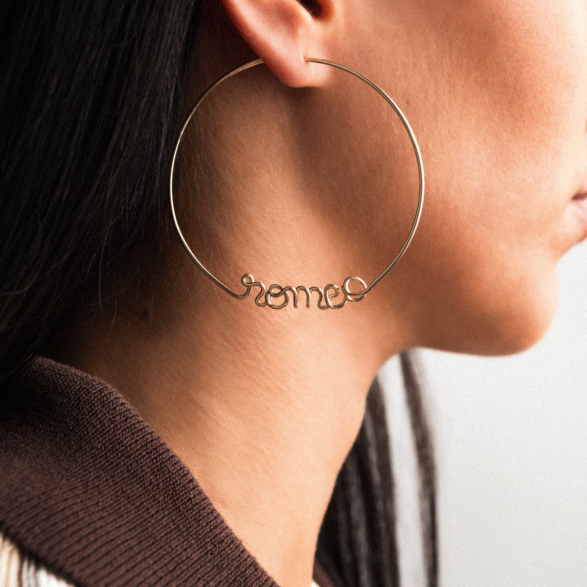 Orecchini a cerchio originali personalizzati in filo d'oro giallo laminato 14k, modellato a mano