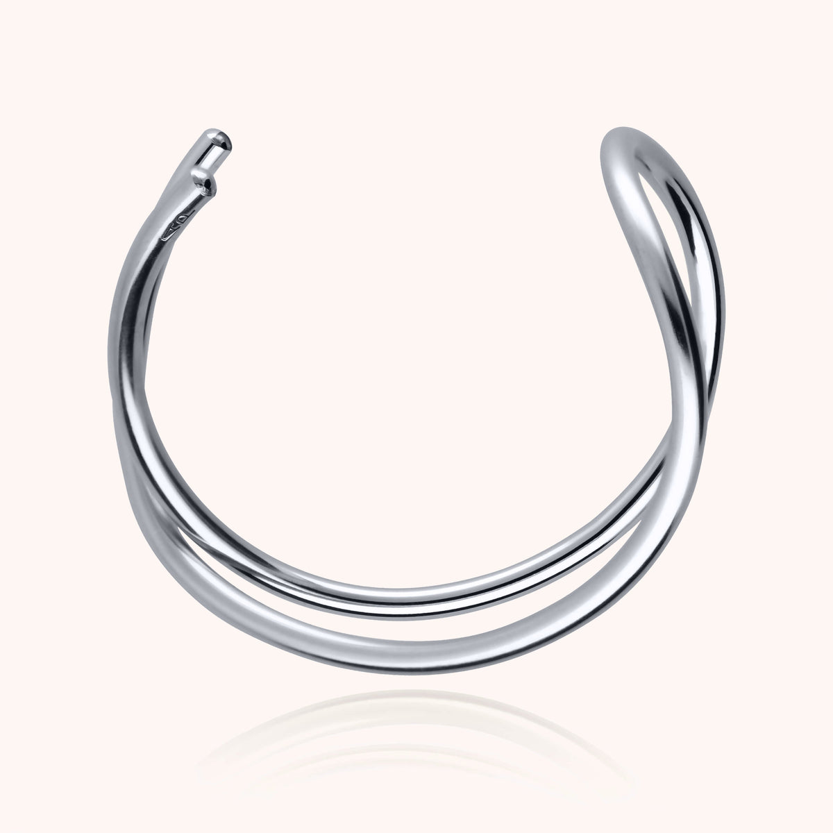 Primo piano del filo d'argento sterling 925 su Bracciale a Polsino Outline Lettera L