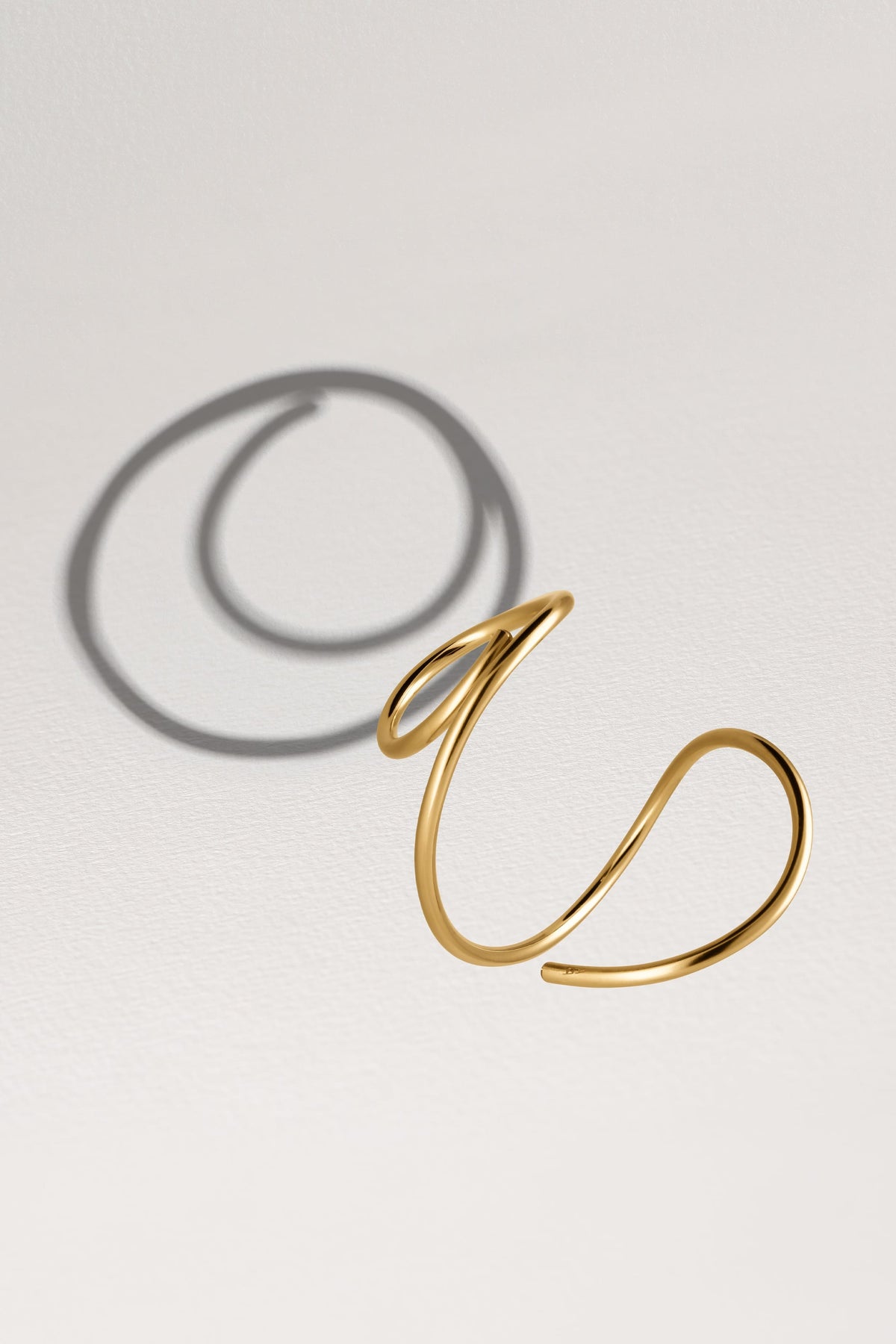 Bracelet Manchette Outline Lettre O — gros plan sur le fermoir, or jaune laminé