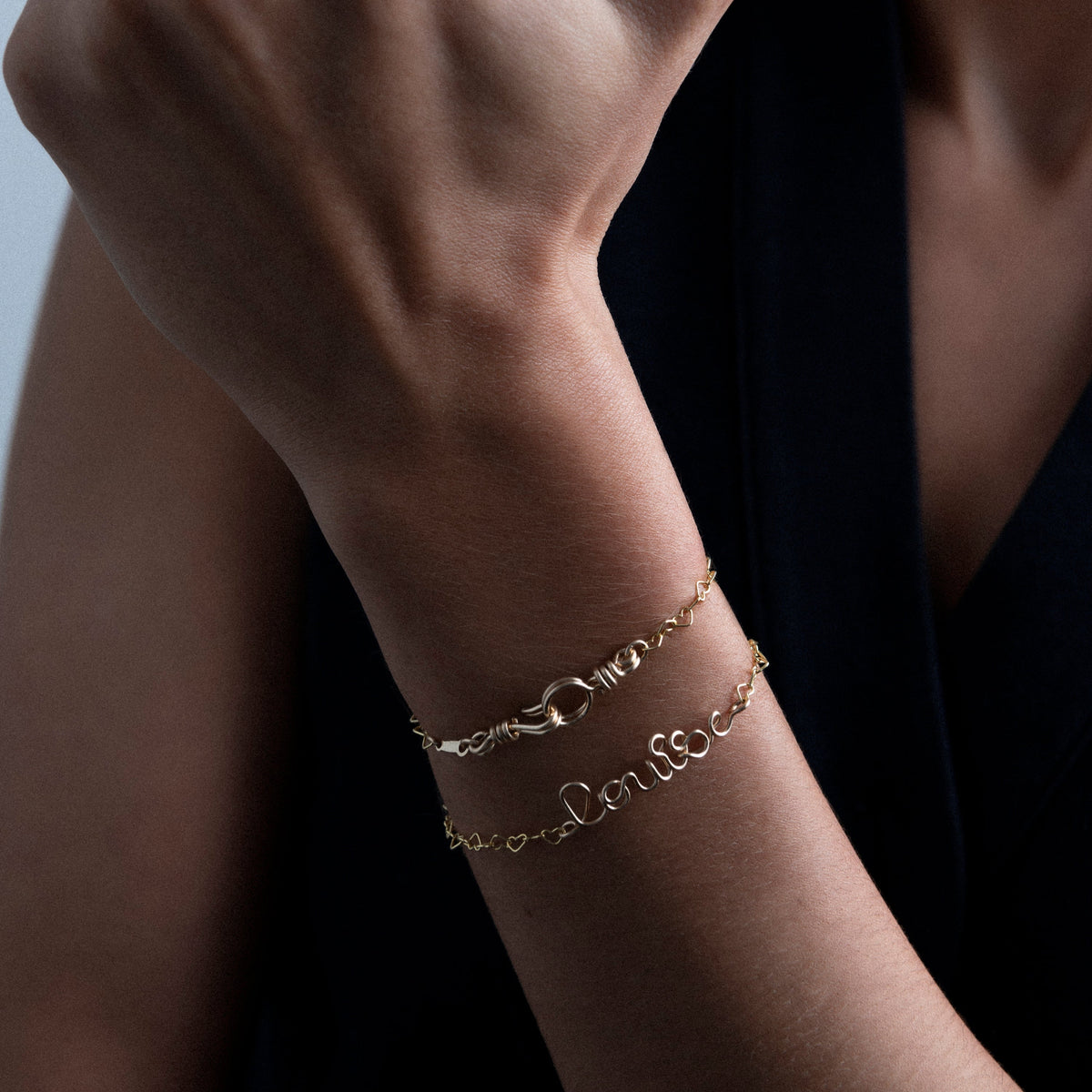 Kettenarmband Herz Attache moi am Handgelenk getragen — schneller und sicherer Versand