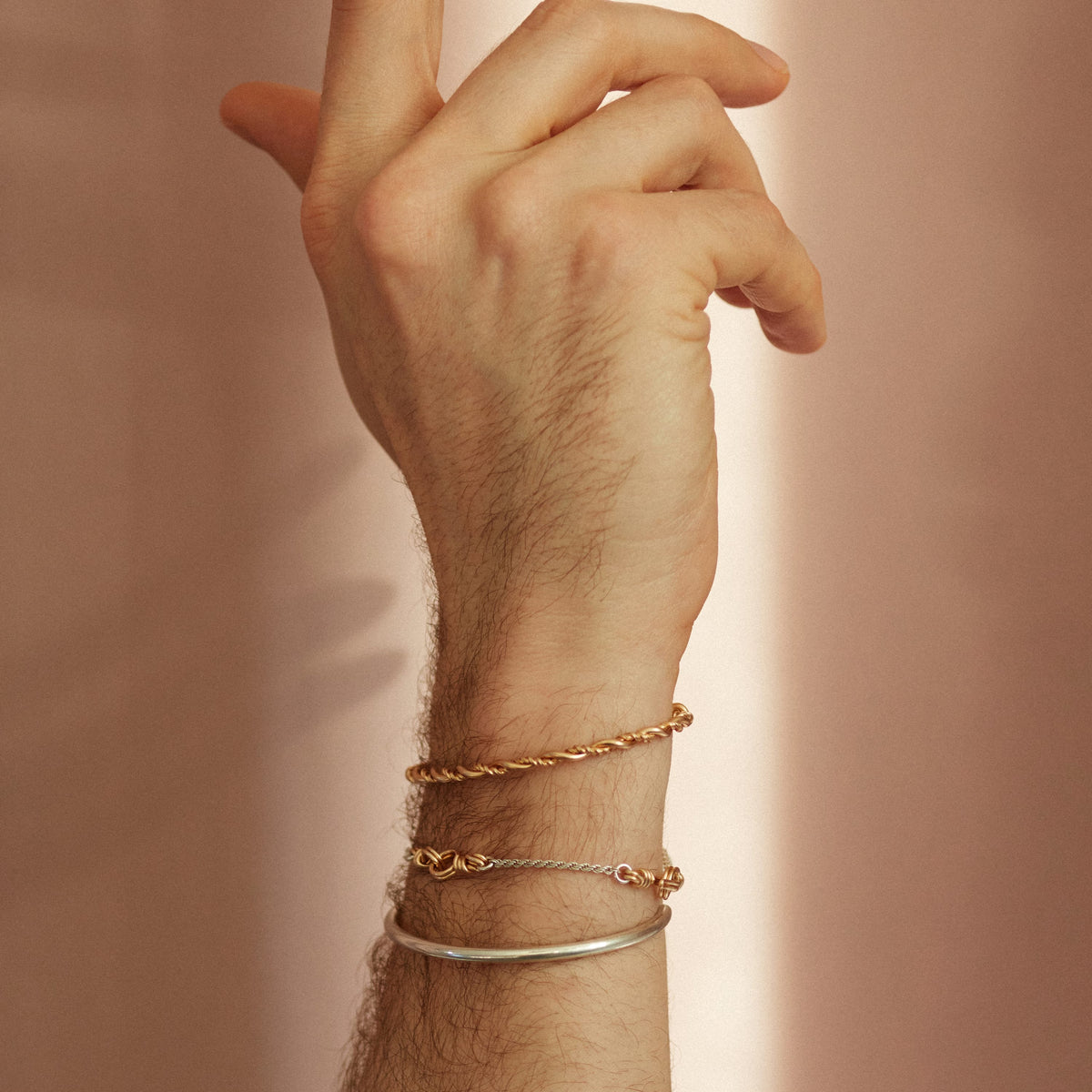 Armband Bramble aus Gelbes Goldfilled am Handgelenk eines Mannes