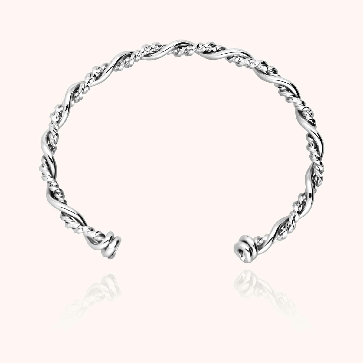 Dettaglio della modellatura a mano su Bracciale Bramble in filo d'argento sterling 925