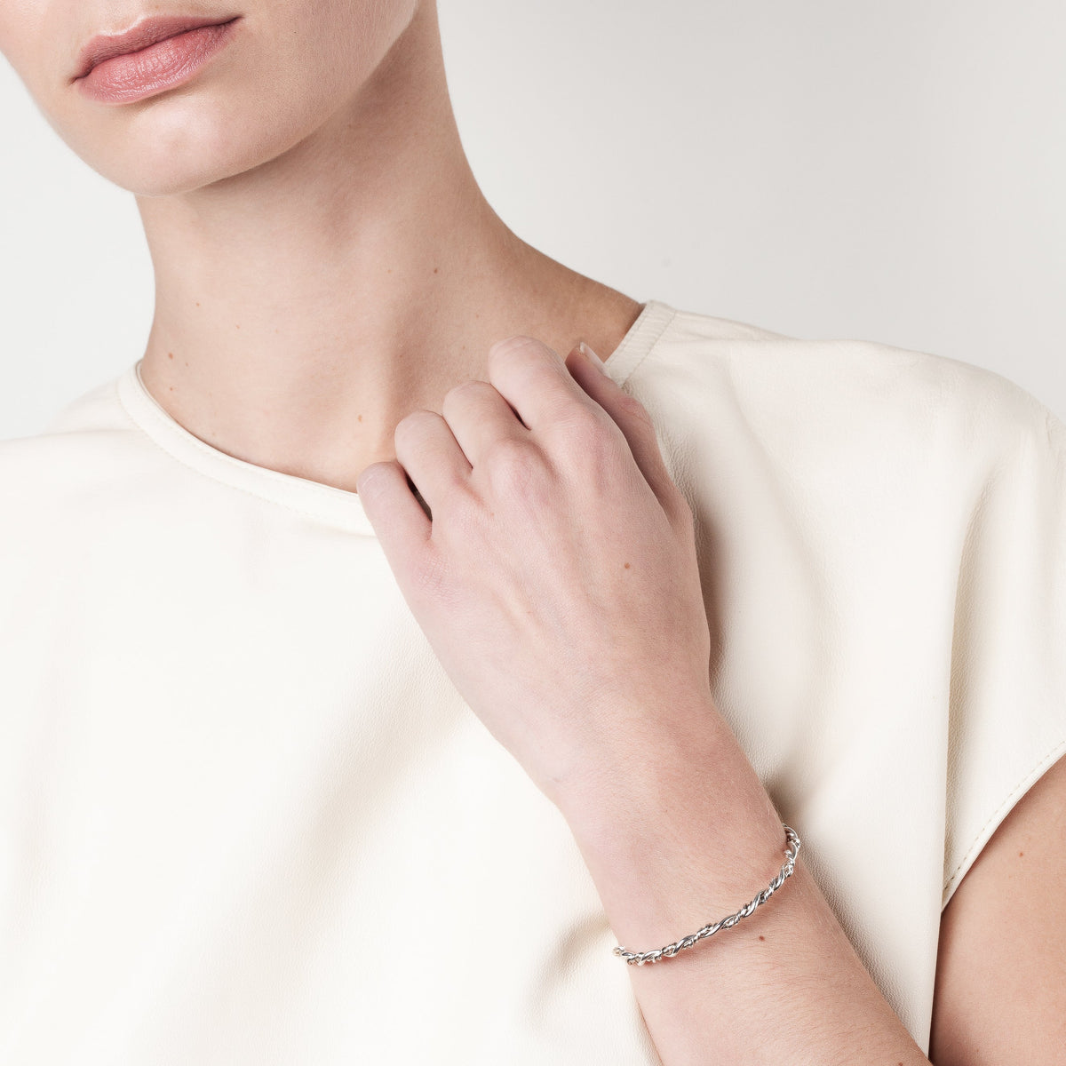 Bracciale Bramble in filo d'argento sterling 925, portato al polso