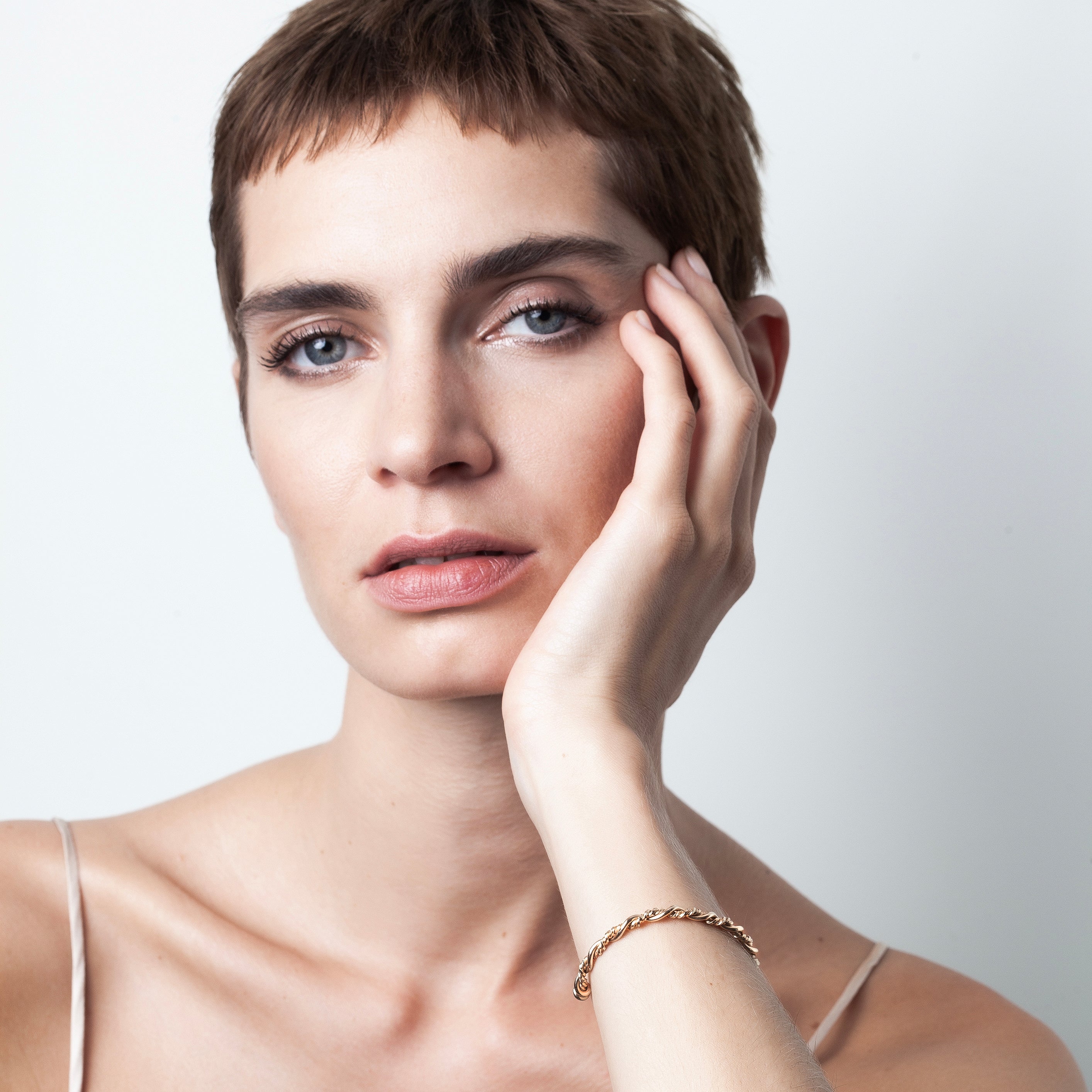 Bracelet Bramble porté au poignet — or jaune laminé livraison express sécurisée