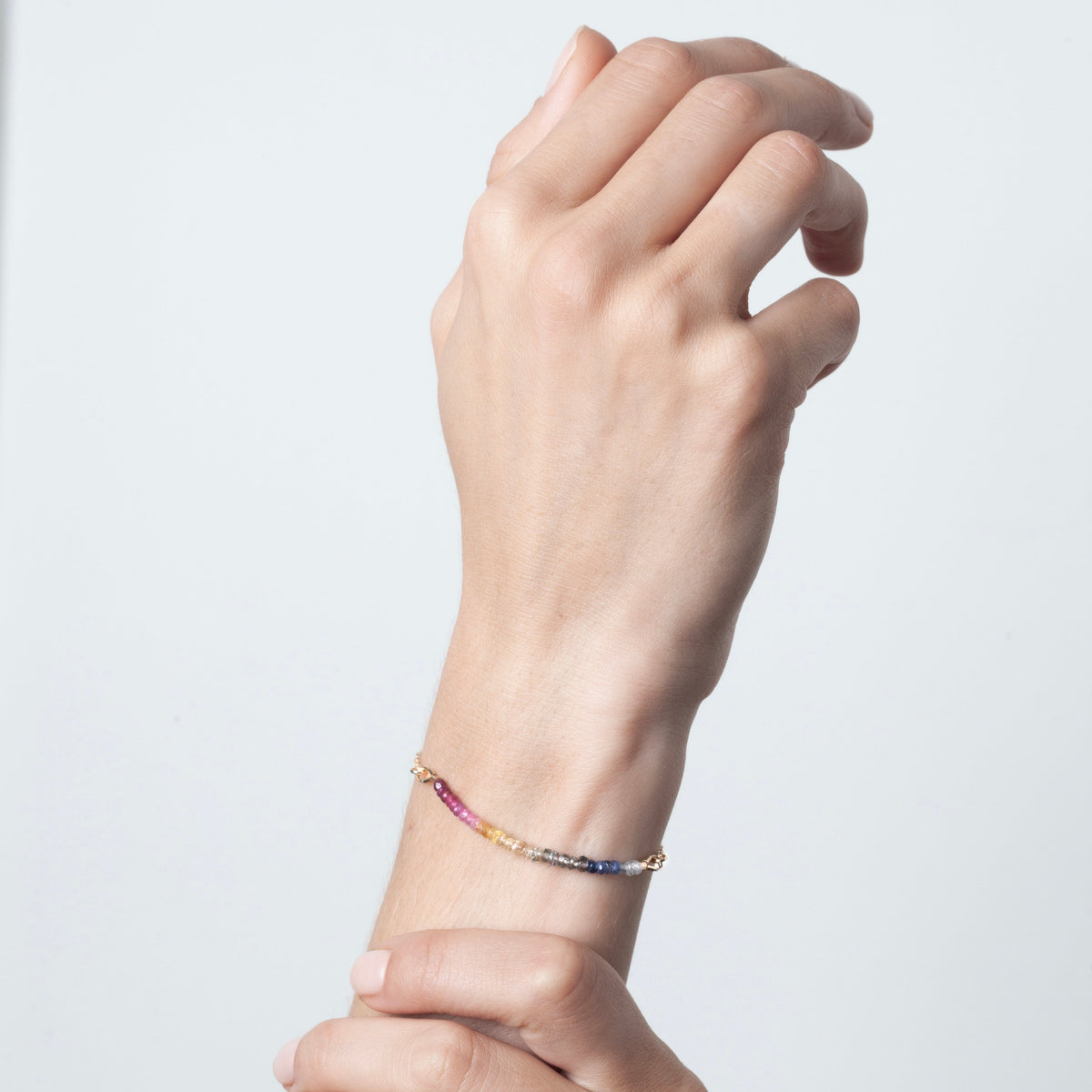 Bracciale Catena Nonza con zaffiro arcobaleno, portato al polso
