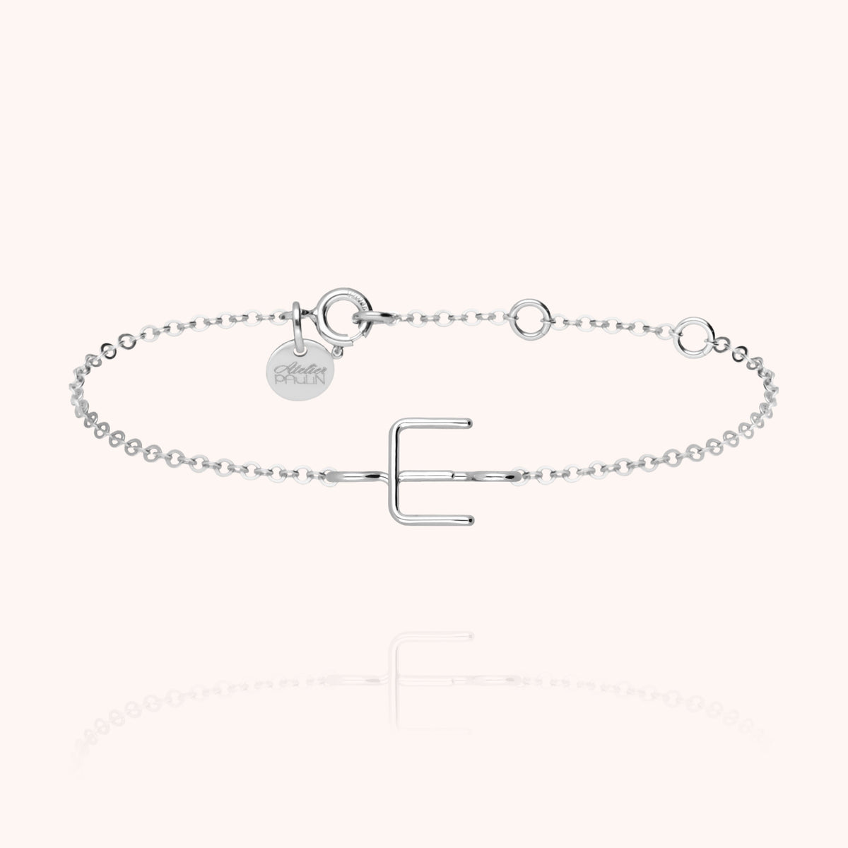Kettenarmband Initiale am Handgelenk getragen — handwerkliche Qualität garantiert