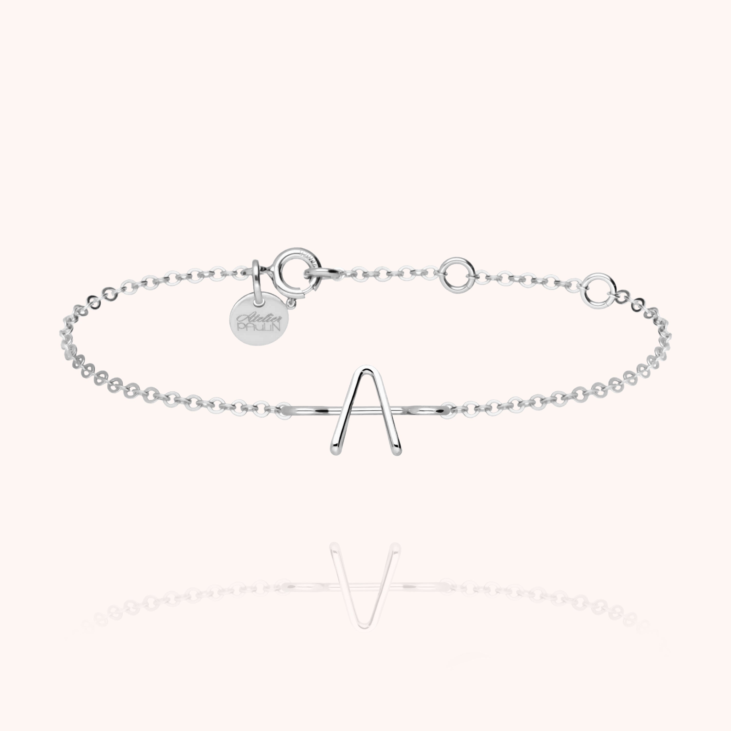 Bracelet Chaîne Initiale porté au poignet — or blanc 18K livraison soigneuse garantie