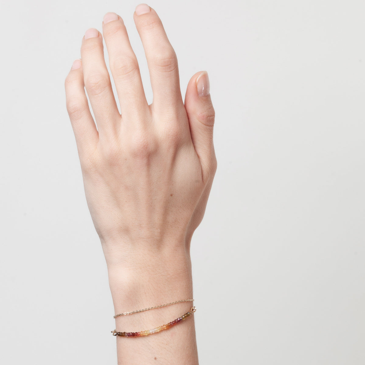 Bracciale Catena Doppio Giro con zaffiro fulvo, portato al polso