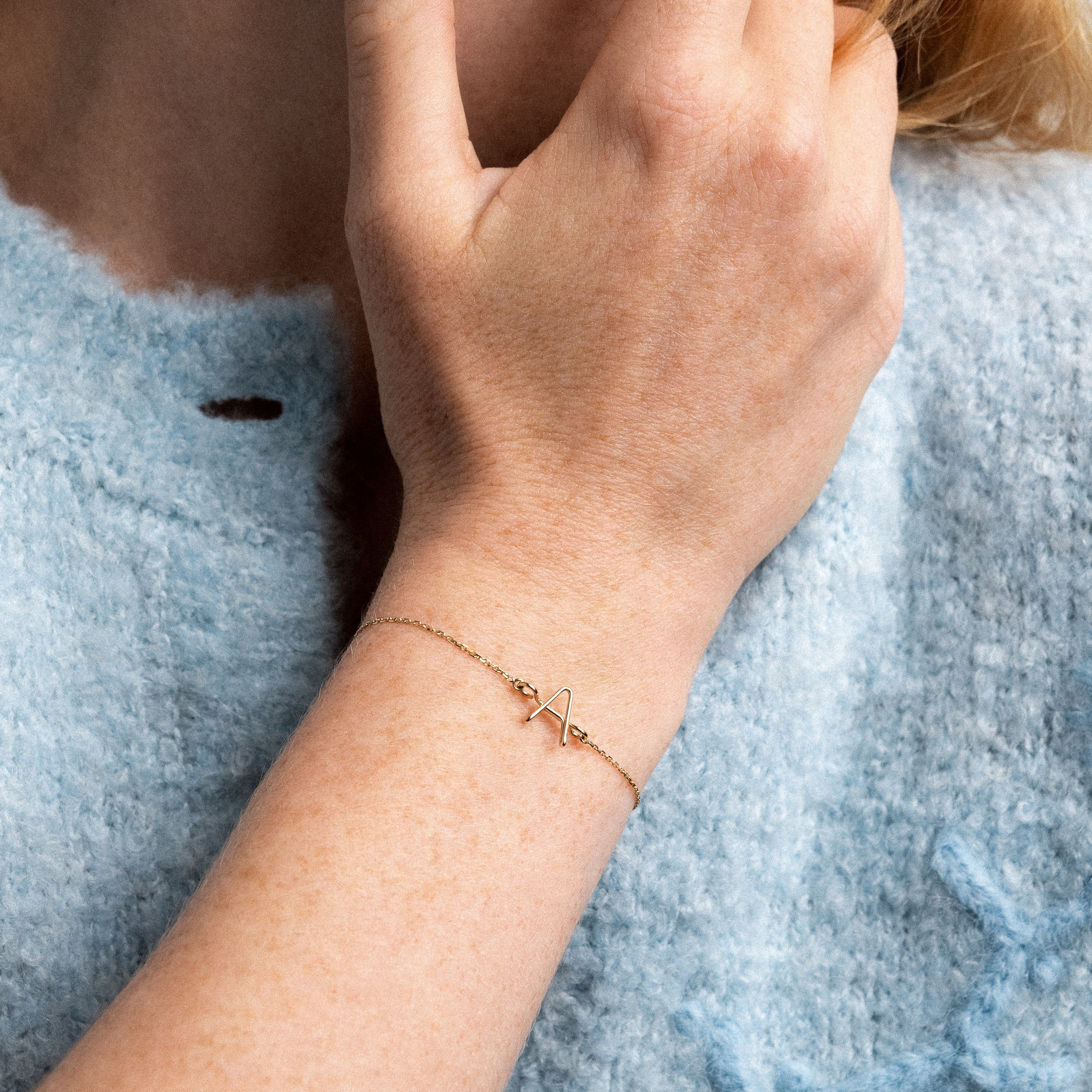 Bracelet Chaîne Initiale porté au poignet — or jaune 18K expédition rapide et sécurisée