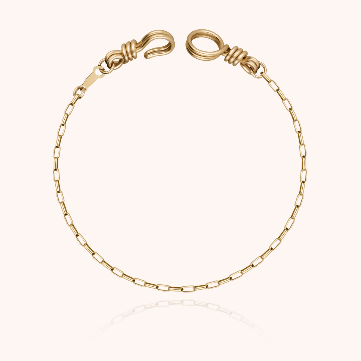 Dettaglio della finitura su Bracciale Catena Rettangolo Attache moi in filo d'oro giallo laminato 14k