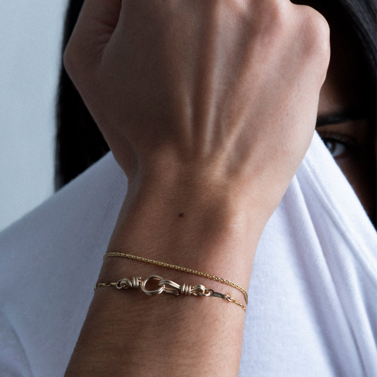 Bracciale Catena Rettangolo Attache moi in filo d'oro giallo laminato 14k, portato al polso