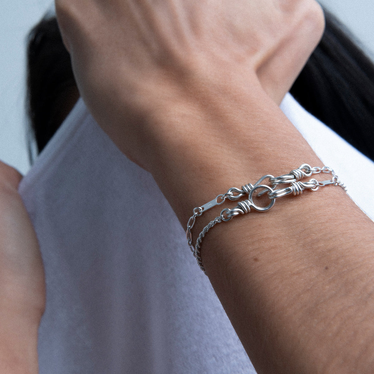 Kettenarmband Rechteck Attache moi am Handgelenk getragen — 925er Sterlingsilber sorgfältige Lieferung garantiert