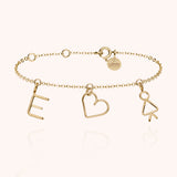 Bracciale Charms Trio Family in filo d'oro giallo laminato 14k, charm lettera, cuore e silhouette