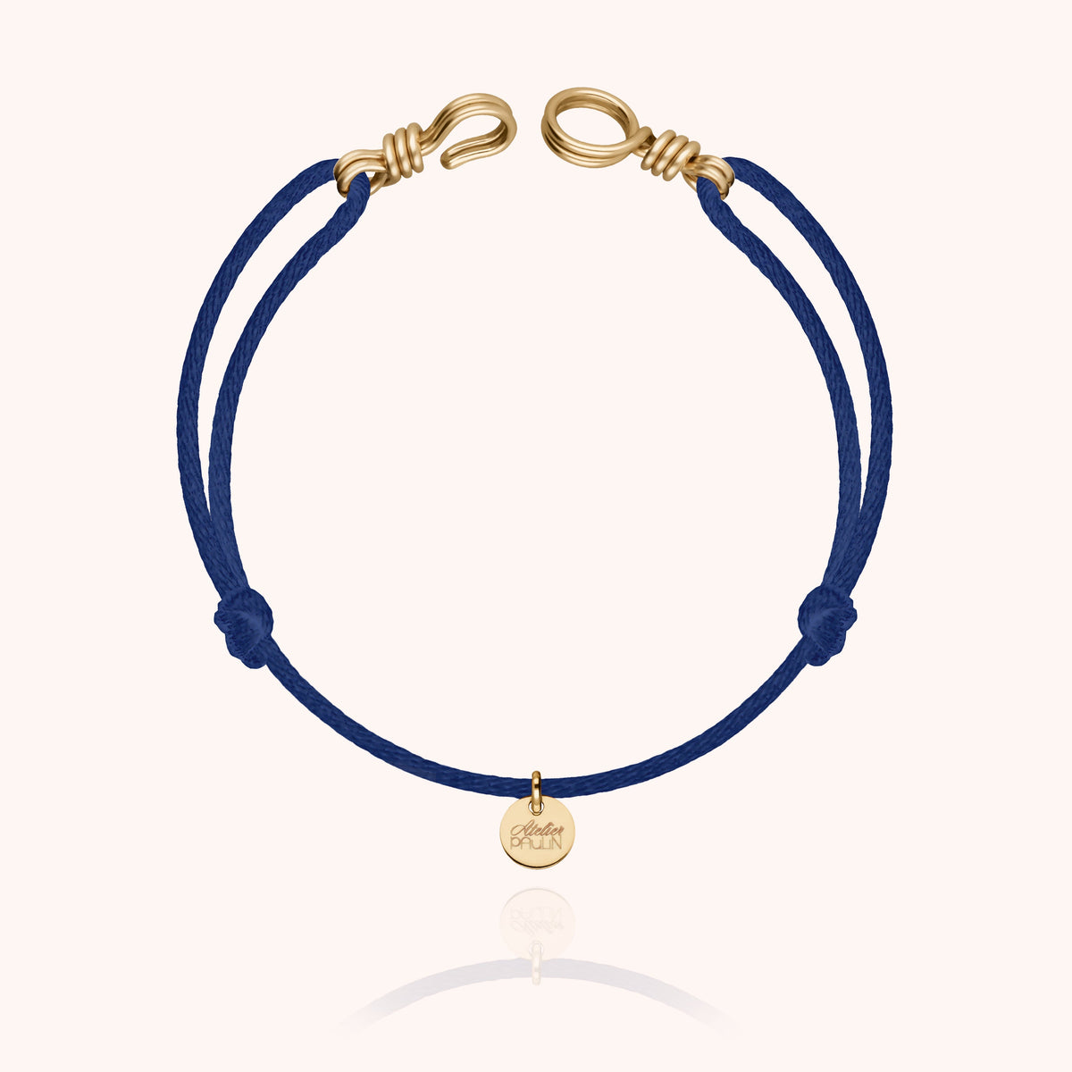 Dettaglio della modellatura a mano su Bracciale Cordino Originale Attache moi in filo d'oro giallo laminato 14k