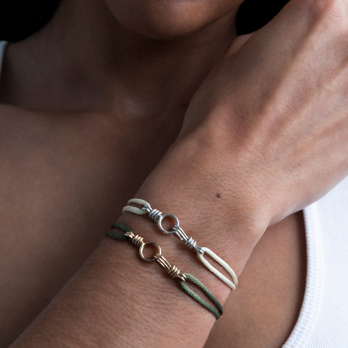 Bracciale Cordino Originale Attache moi in filo d'oro giallo laminato 14k, portato al polso