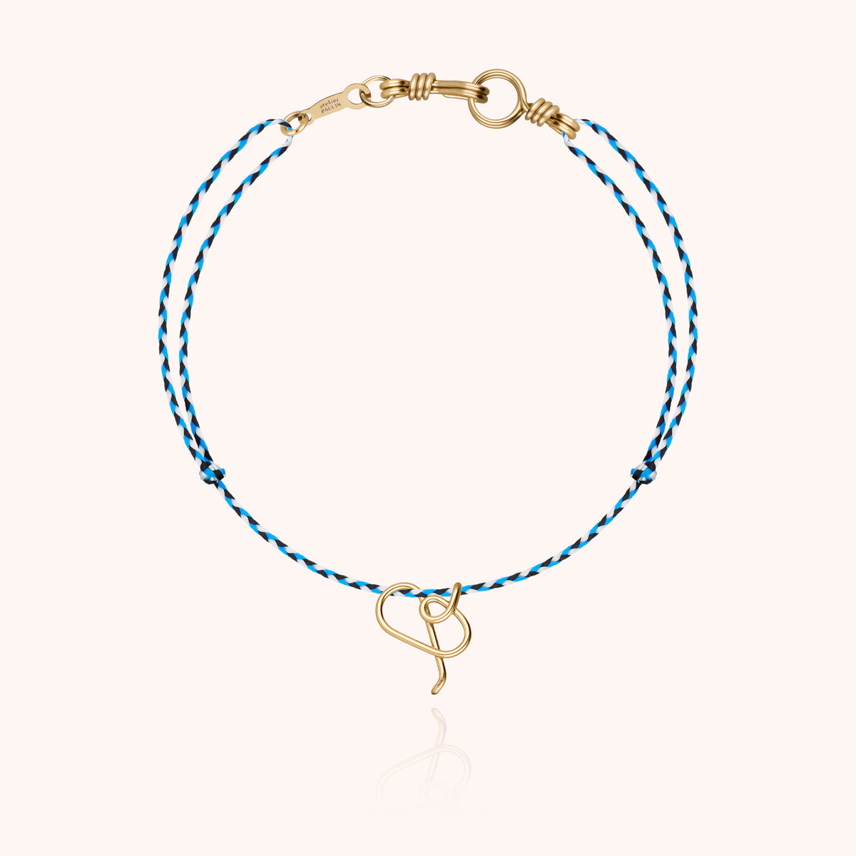 Detail der Pariser Handwerkskunst am personalisierten Armband mit Kordel