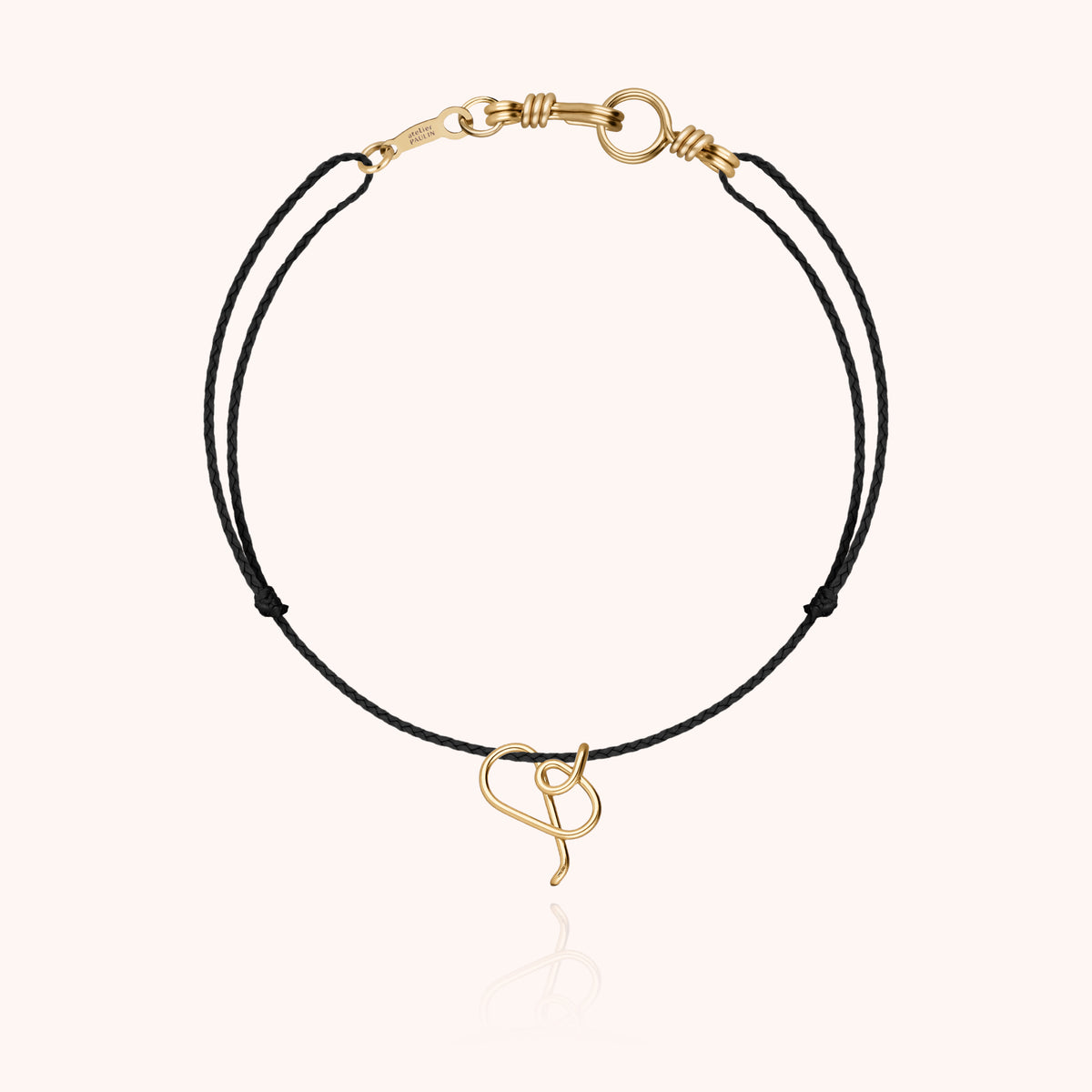 Armband Kordel Initiale Mini Attache moi am Handgelenk getragen — handwerkliche Qualität garantiert