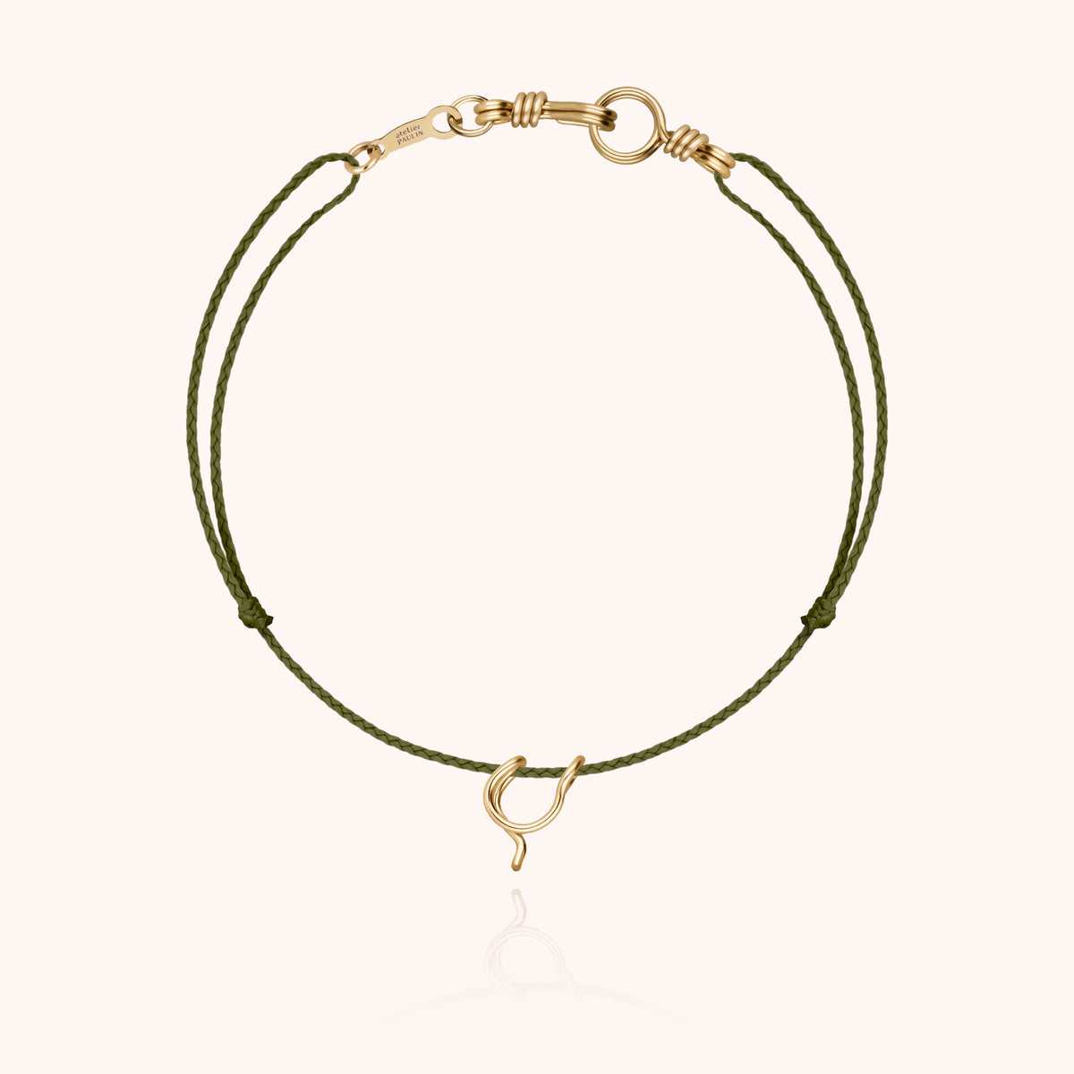 Armband Kordel Uni Initiale Mini Attache moi „C" aus 18 Karat Gelbgold, khakifarbene Kordel