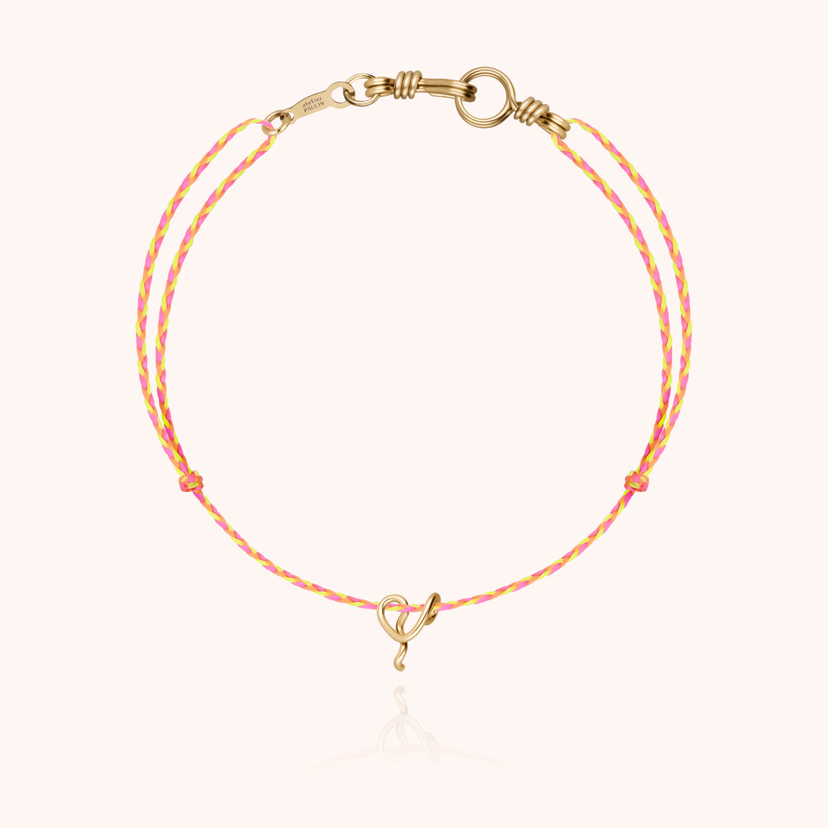 Armband Kordel Slim Knot Initiale Mini Attache moi „E" aus 18 Karat Gelbgold, orange Kordel