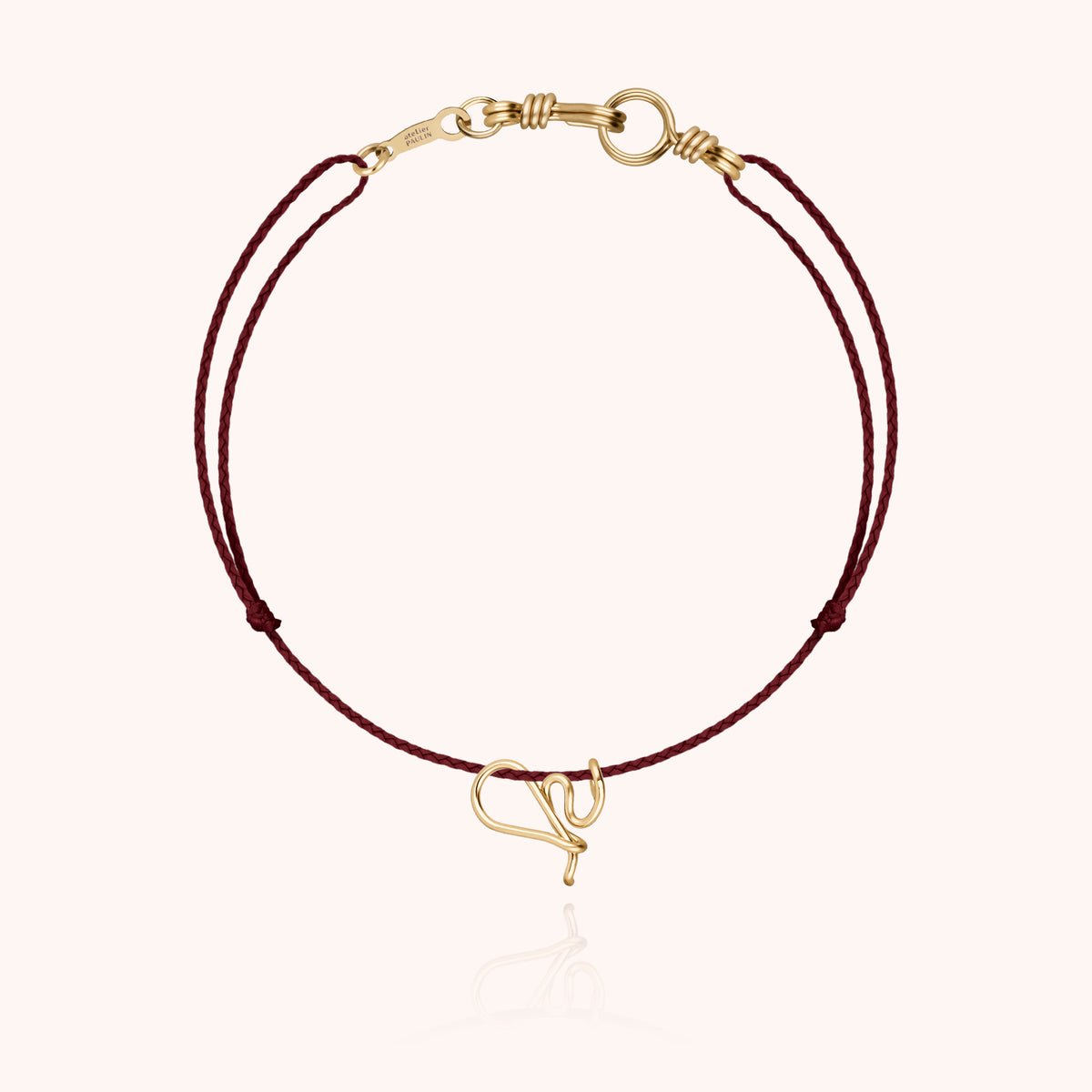 Armband Kordel Initiale Mini Attache moi am Handgelenk getragen — handwerkliche Qualität garantiert