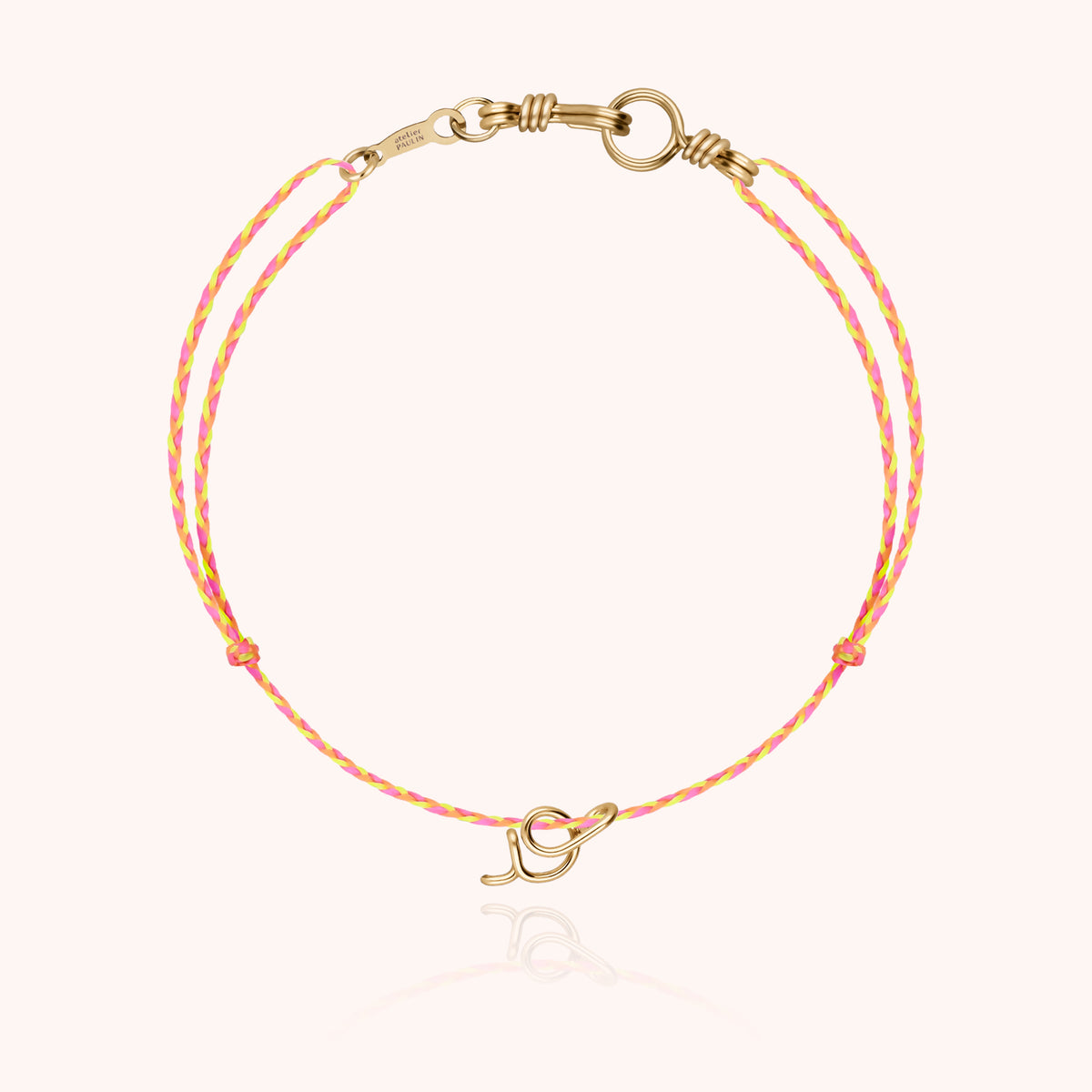 Armband Kordel Slim Knot Initiale Mini Attache moi „O" aus 18 Karat Gelbgold, orangefarbene Kordel