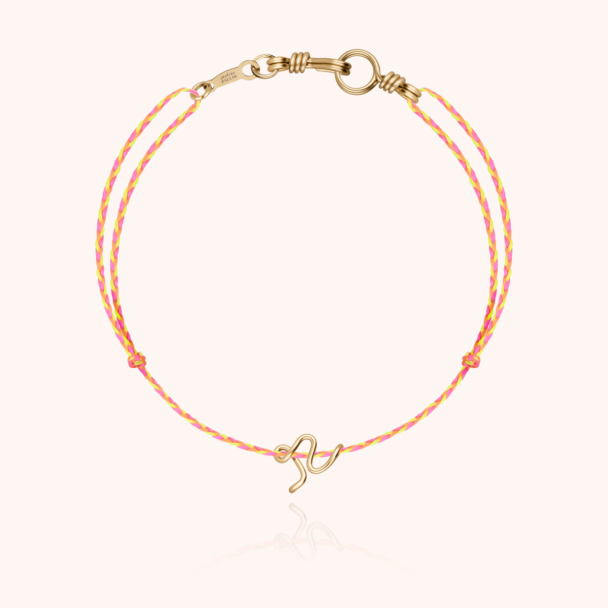 Armband Kordel Slim Knot Initiale Mini Attache moi „R" aus 18 Karat Gelbgold, orangefarbene Kordel