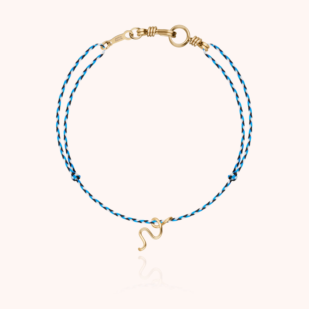 Armband Kordel Slim Knot Initiale Mini Attache moi „V" aus 18 Karat Gelbgold, blaue Kordel