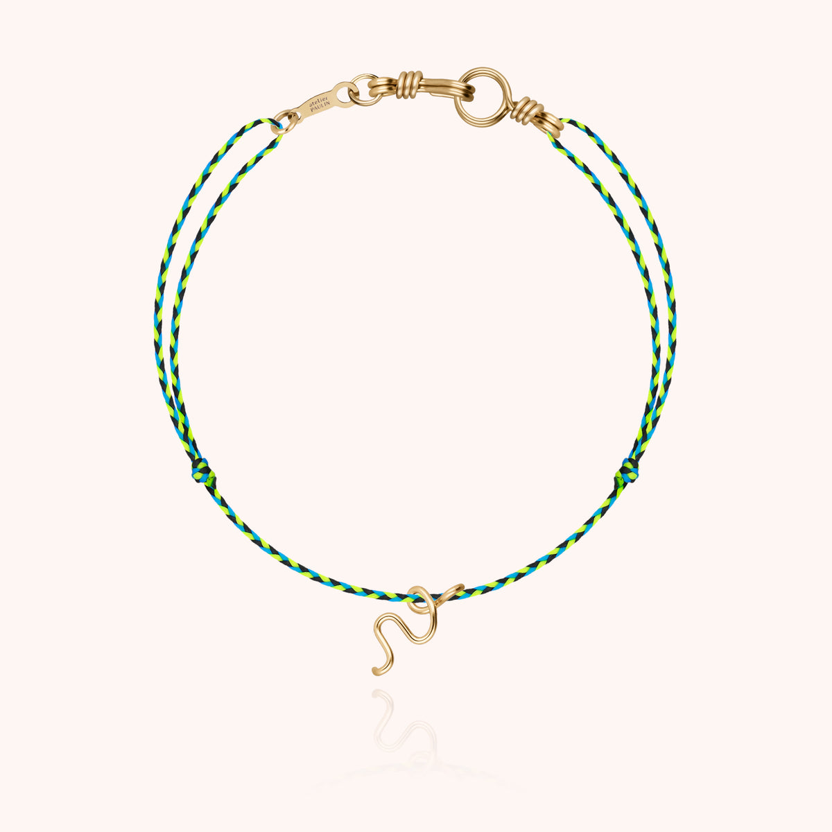 Armband Kordel Slim Knot Initiale Mini Attache moi „V" aus 18 Karat Gelbgold, grüne Kordel