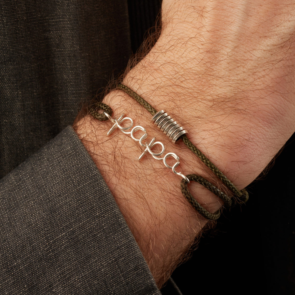 Dettaglio del pendente in argento sterling sul cordino cerato di Bracciale Cordino Matt