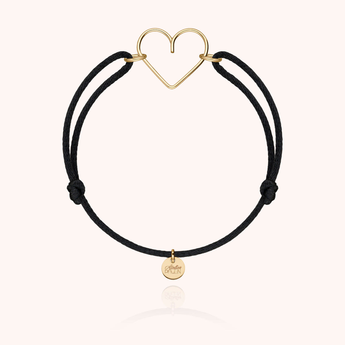 Primo piano del filo d'oro giallo laminato 14k su Bracciale Cordino Cuore