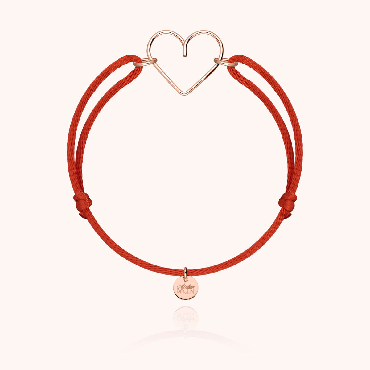 Vista ravvicinata della modellatura a mano del cuore in filo d'oro rosa laminato 14k
