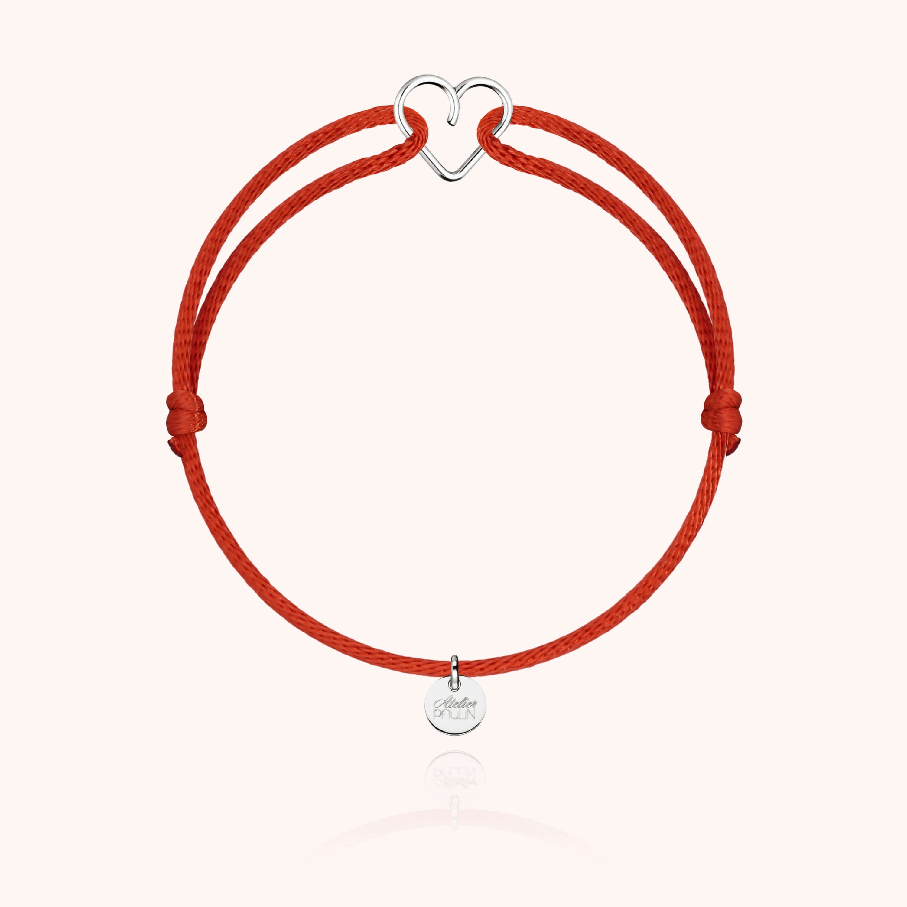 Bracelet Cordon Mini Coeur porté au poignet — or blanc 18K expédition rapide et sécurisée