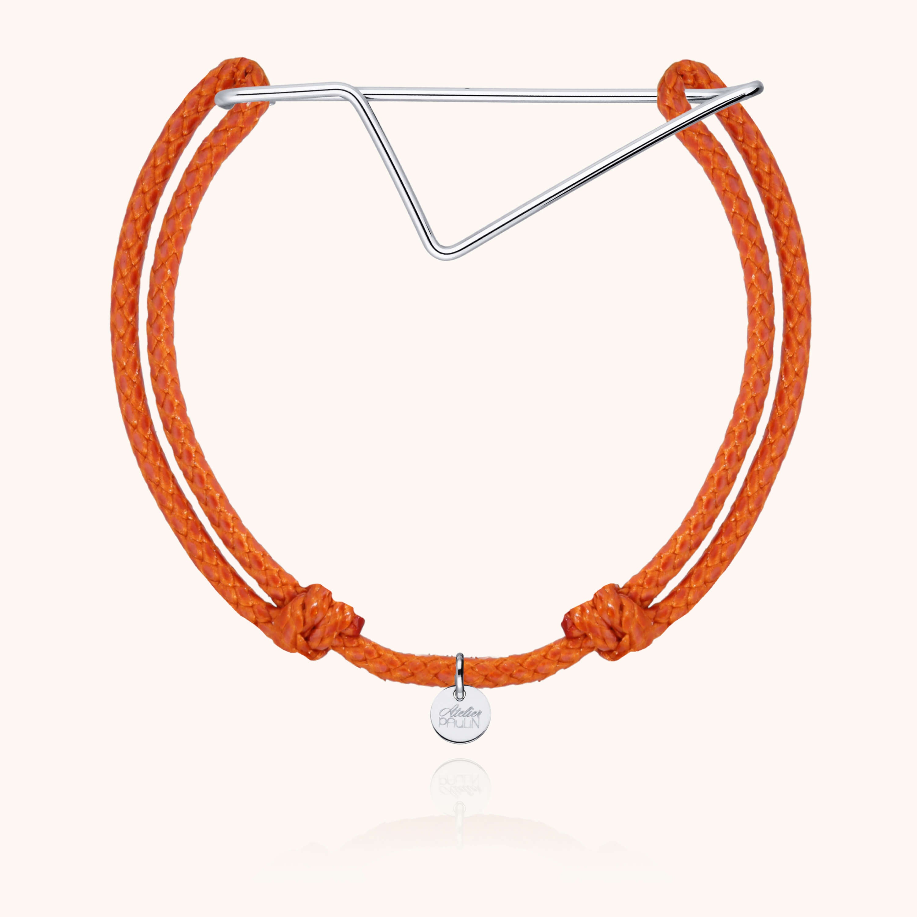 Bracelet cordon porté au poignet masculin montrant l'ajustement parfait