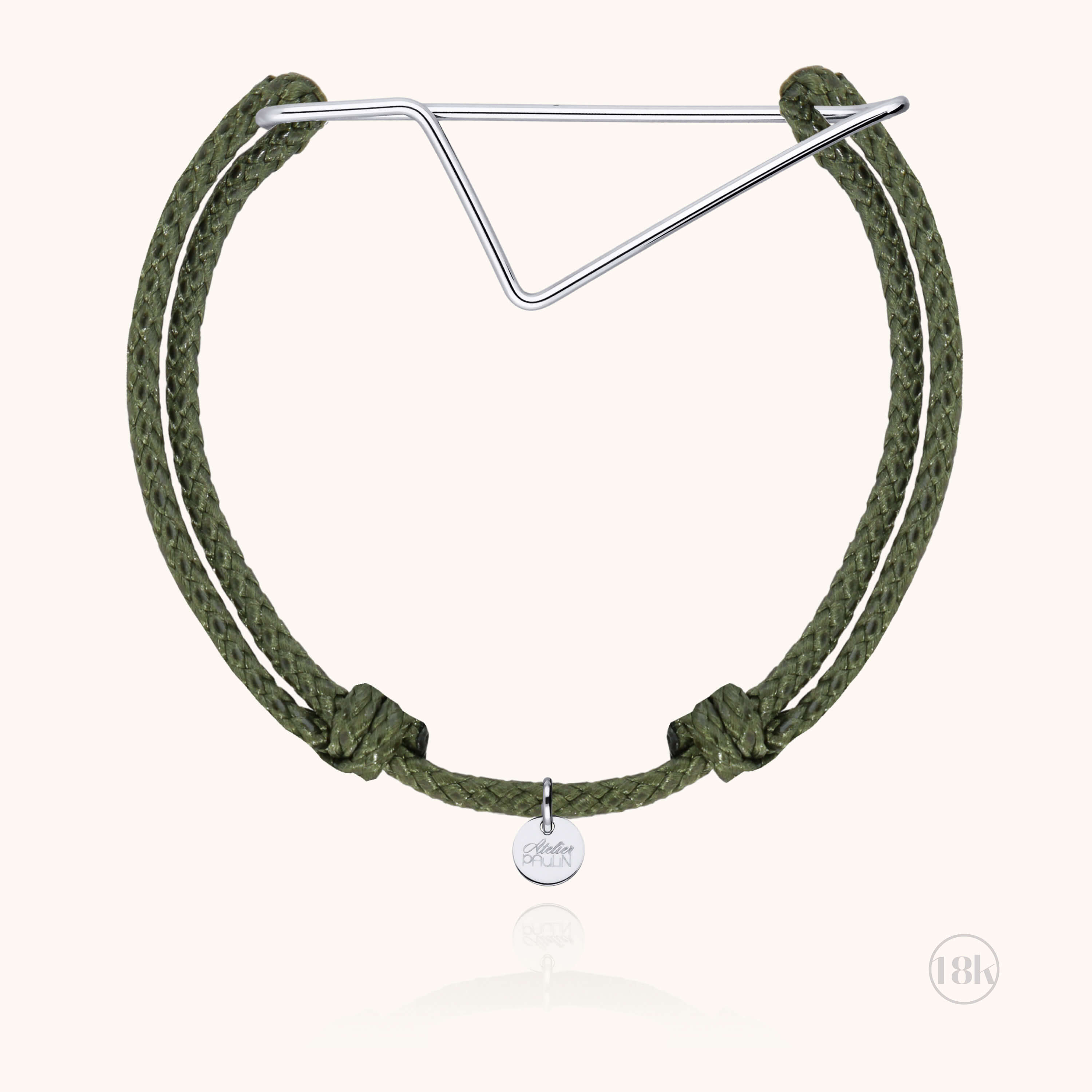 Bracelet cordon porté au poignet masculin avec pampille or blanc