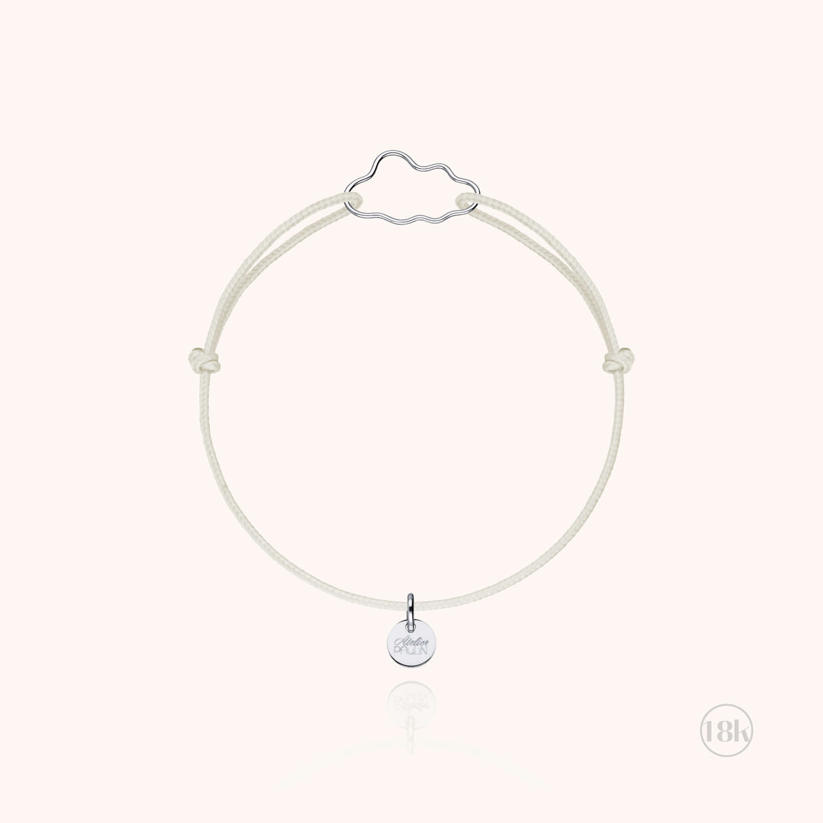 Kordelarmband Petit Nuage am Handgelenk eines Kindes getragen, Weißgold an rosafarbener Kordel